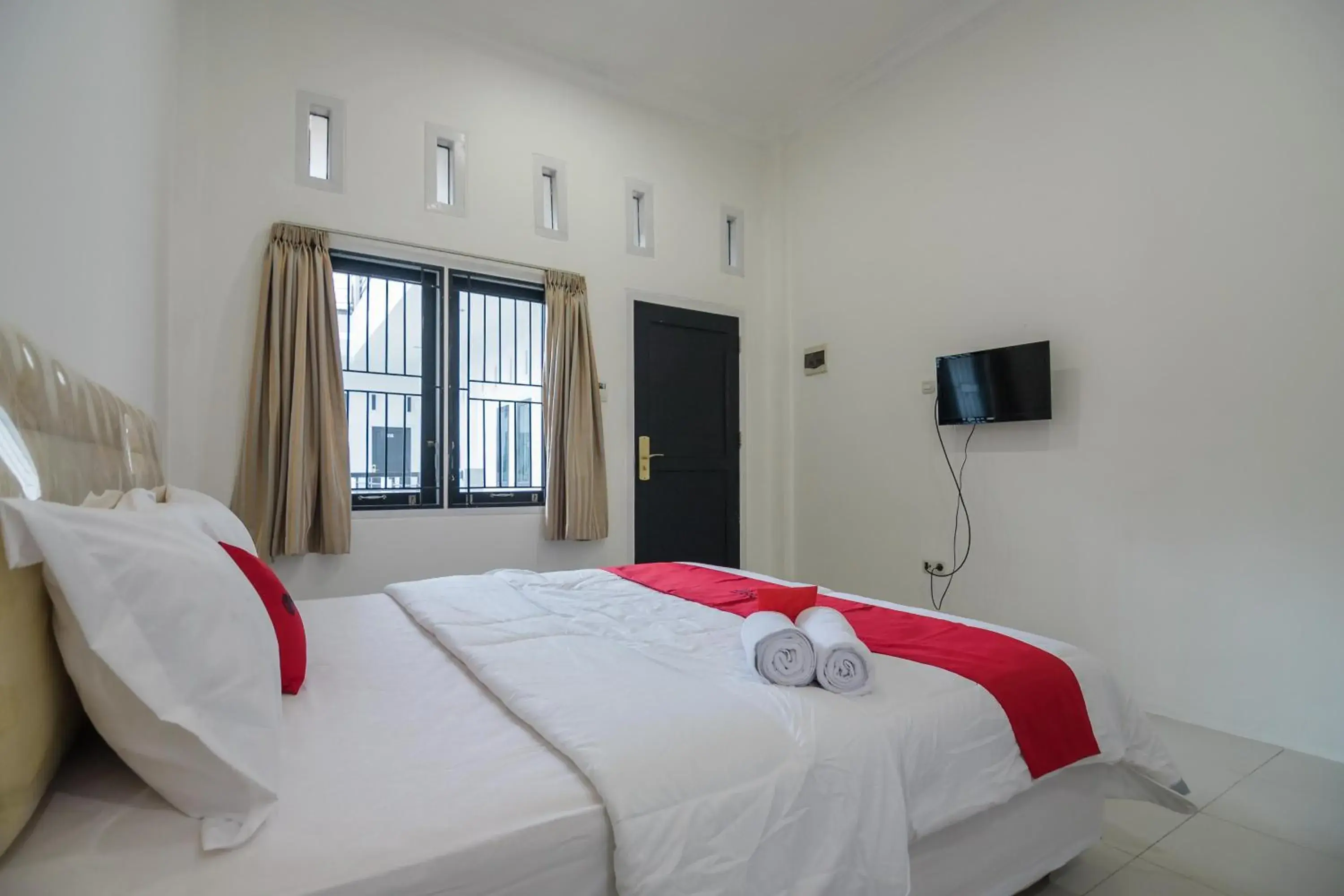 Bedroom, Bed in RedDoorz near Sultan Thaha Airport Jambi Bedroom, Bed in RedDoorz near Sultan Thaha Airport Jambi