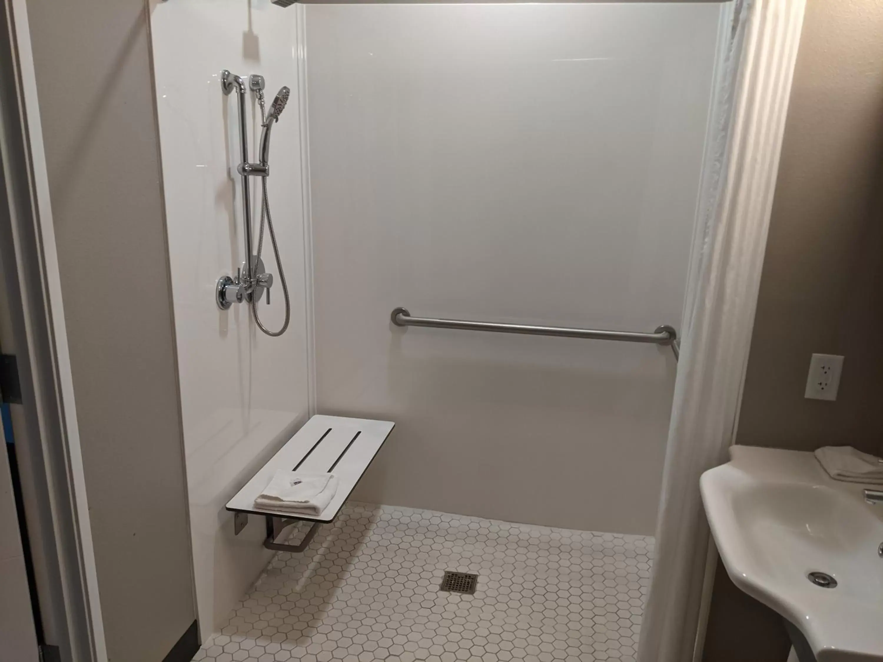 Shower, Bathroom in Motel 6 North Platte - East