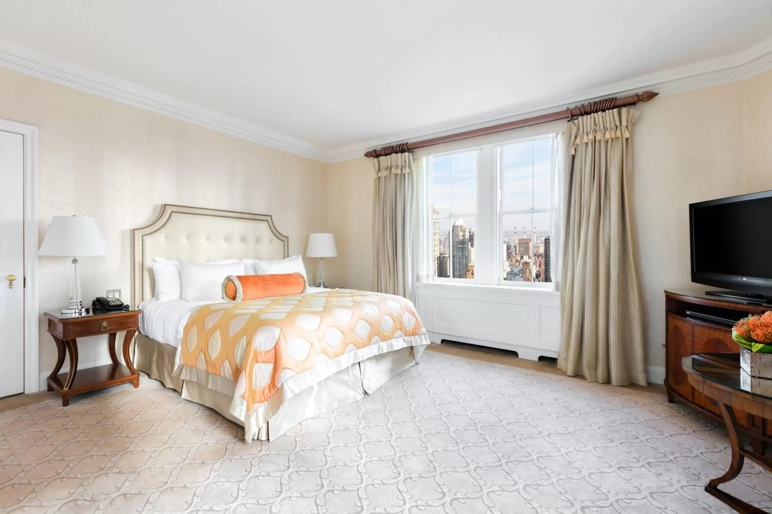 Bedroom, Bed in The Pierre, A Taj Hotel, New York
