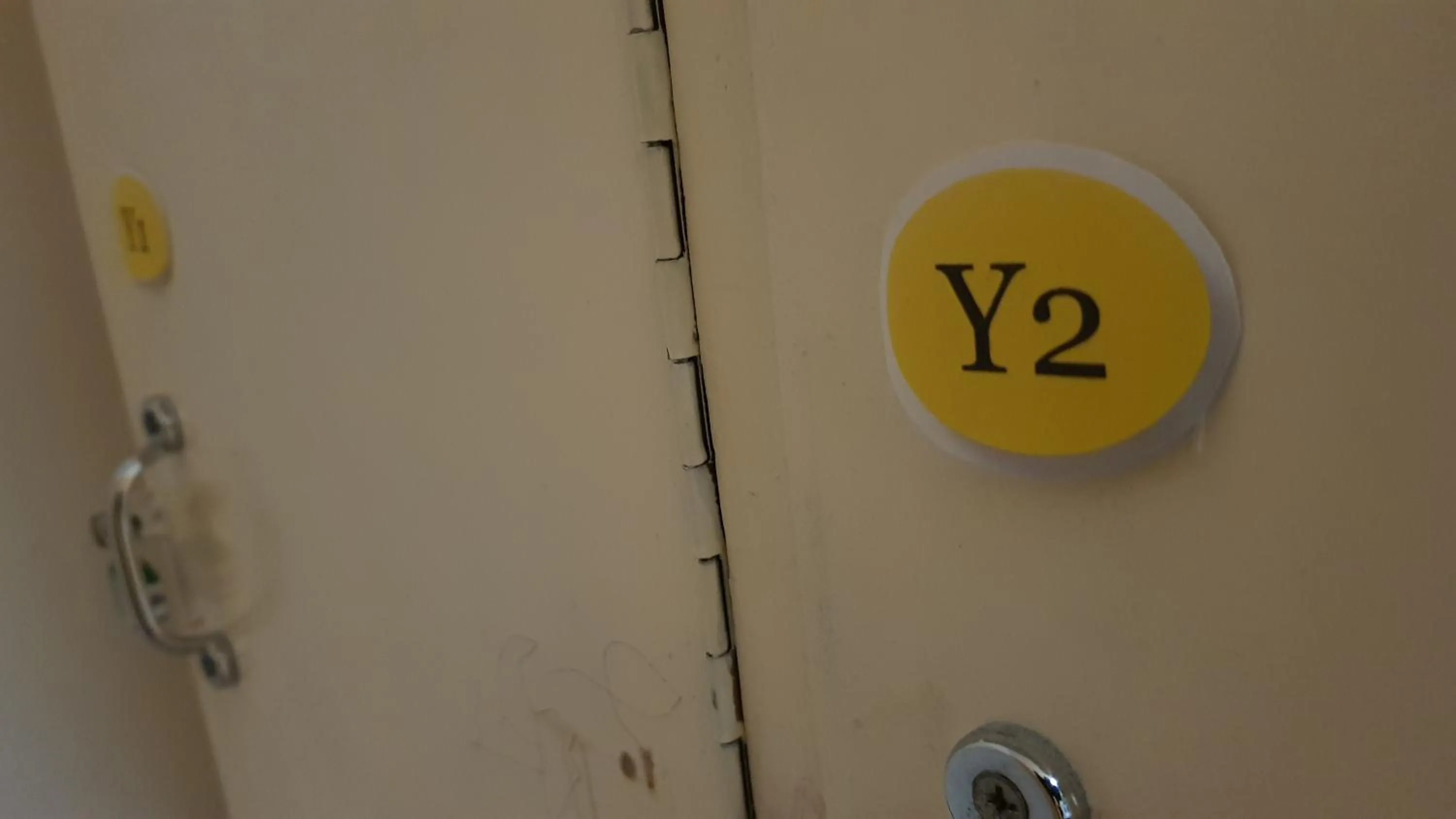 microwave in Crossroads Hostel Manila