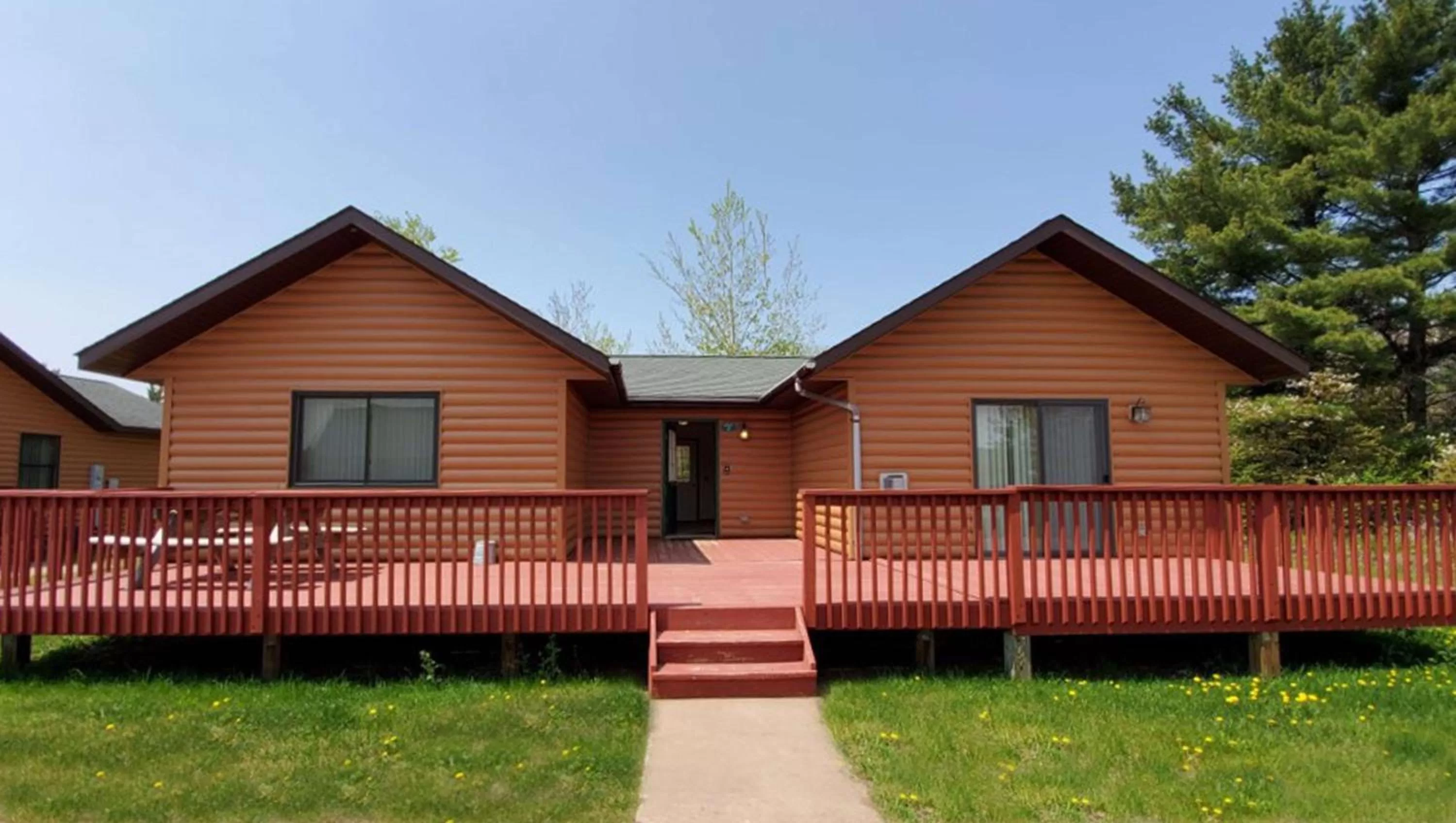 Property building in Jasper Ridge Inn Ishpeming