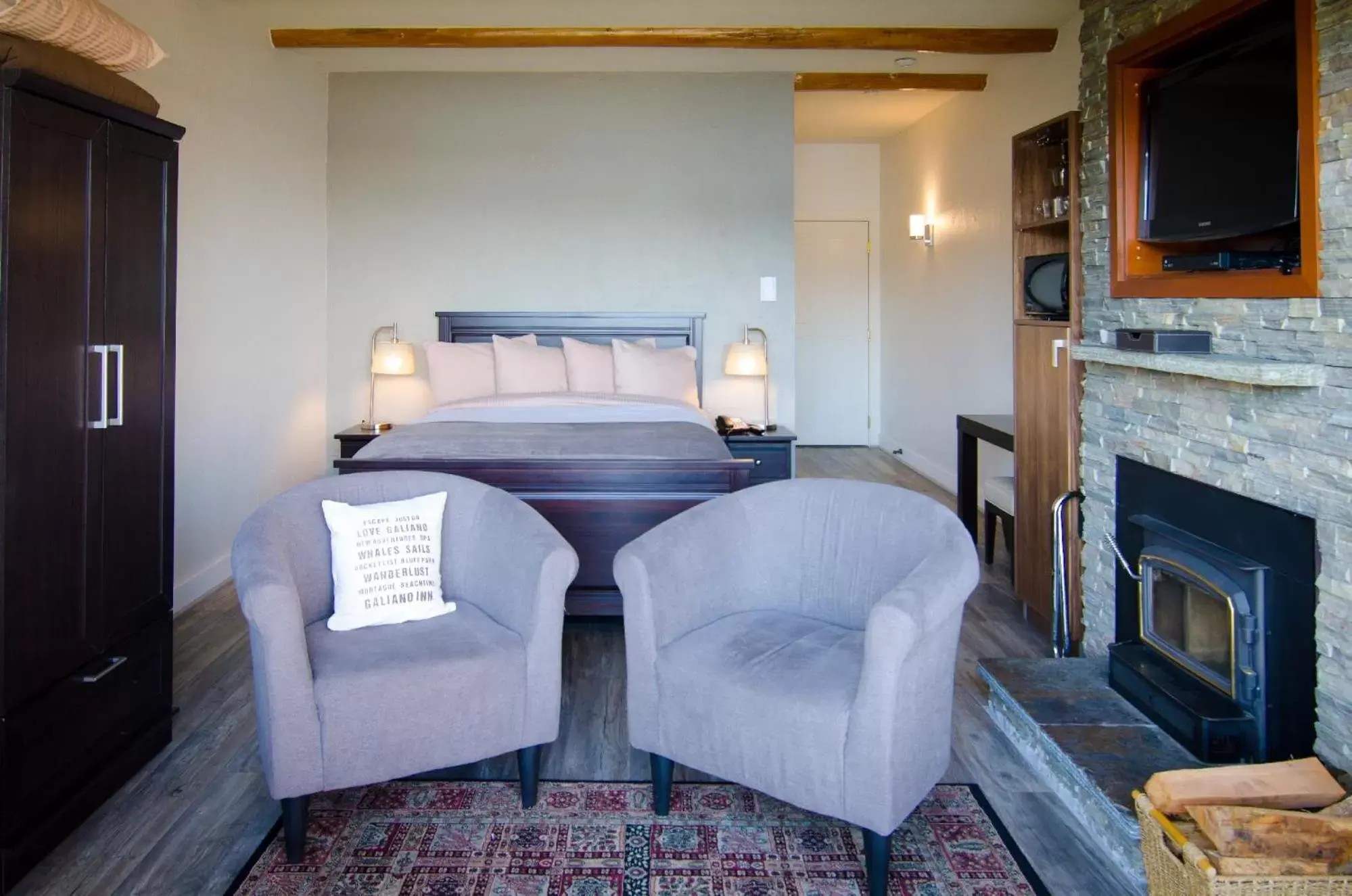 Bed in Galiano Oceanfront Inn & Spa