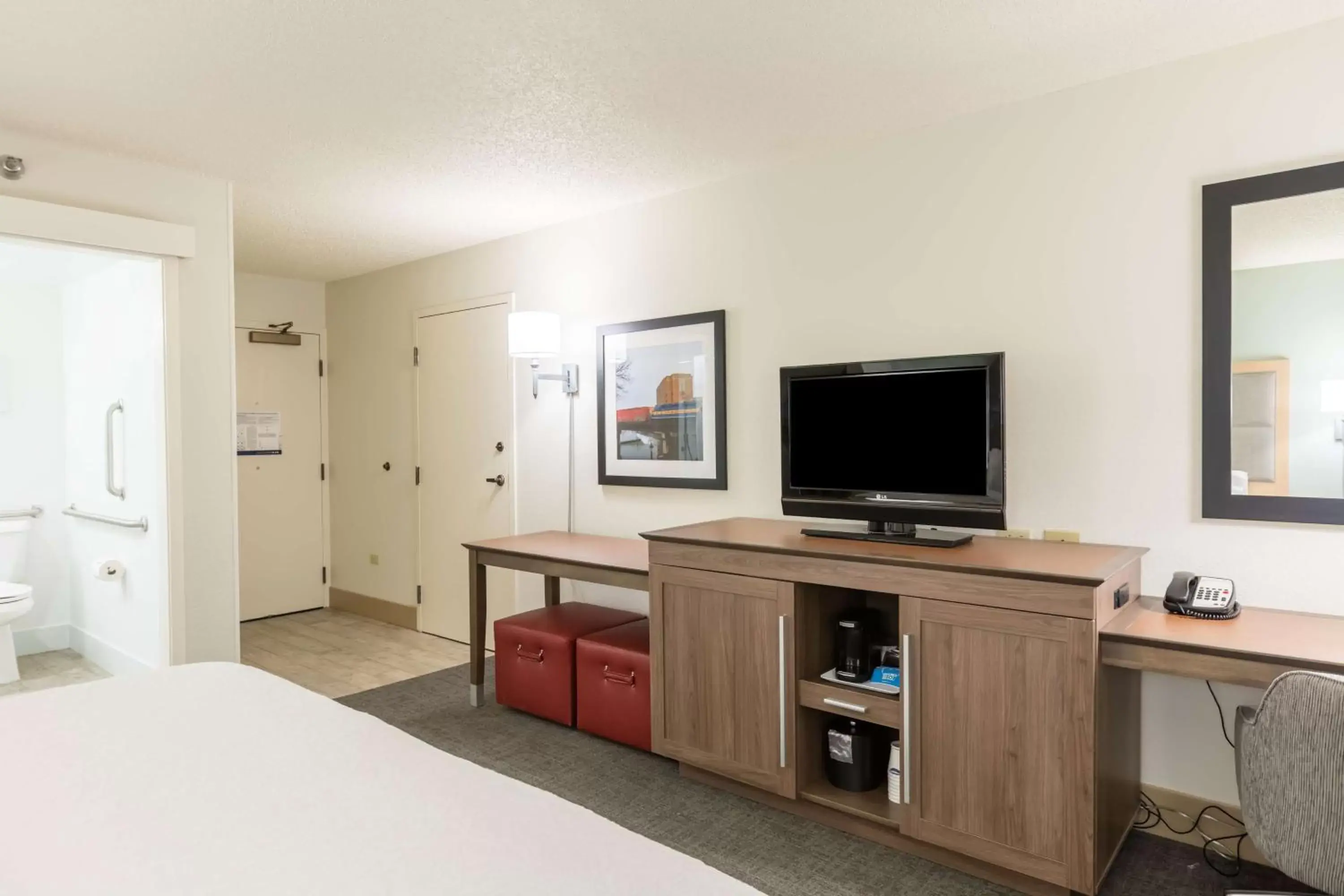 Bed, TV/Entertainment Center in Hampton Inn Rochester