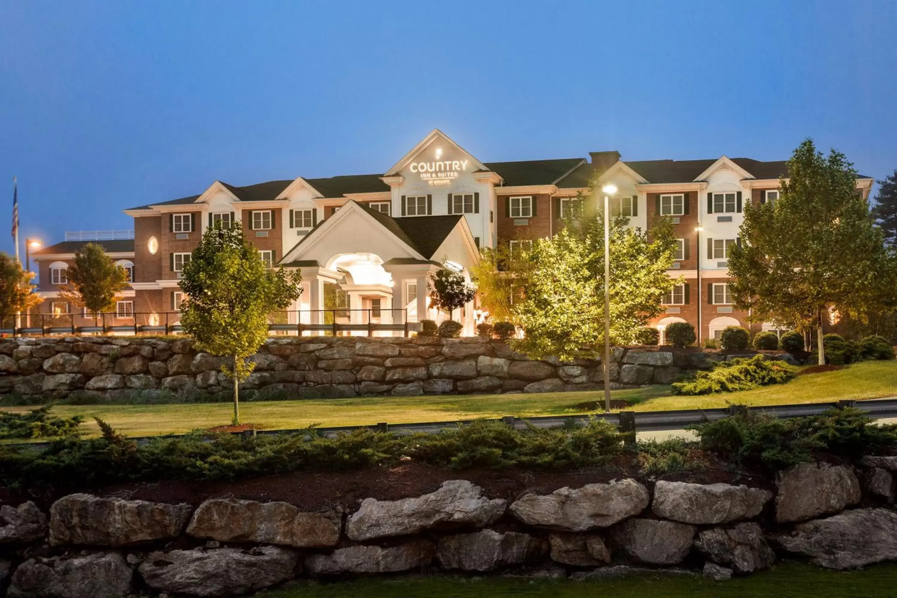 Property Building in Country Inn & Suites by Radisson, Manchester Airport, NH