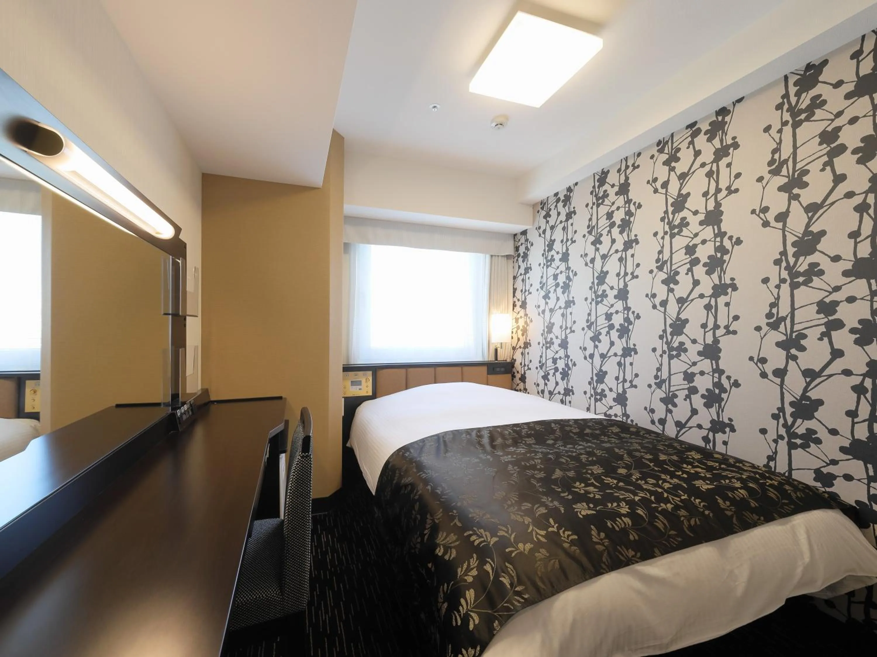 Photo of the whole room, Bed in APA Hotel Nihombashi Bakuroyokoyama Ekimae