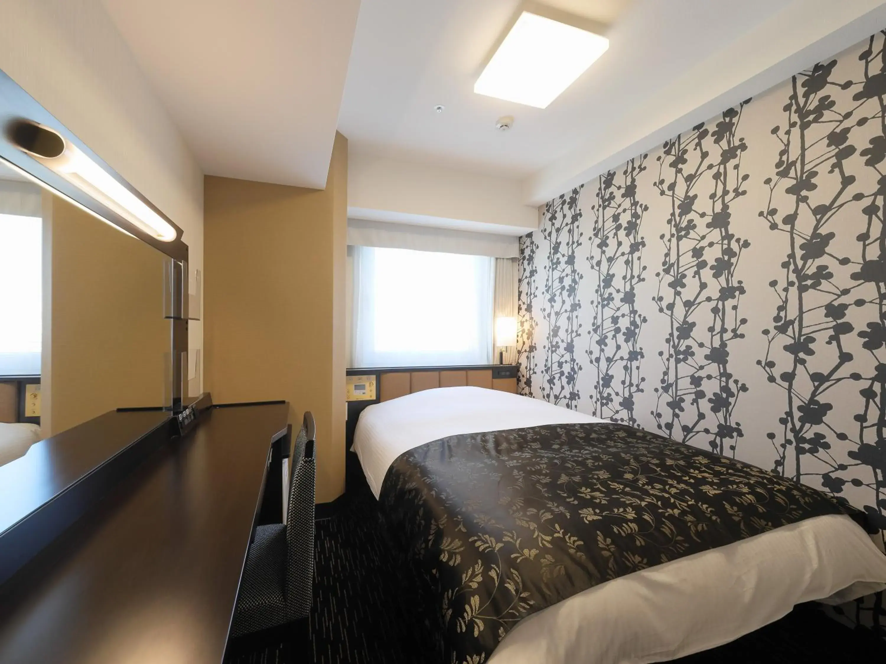 Photo of the whole room, Bed in APA Hotel Nihombashi Bakuroyokoyama Ekimae Photo of the whole room, Bed in APA Hotel Nihombashi Bakuroyokoyama Ekimae