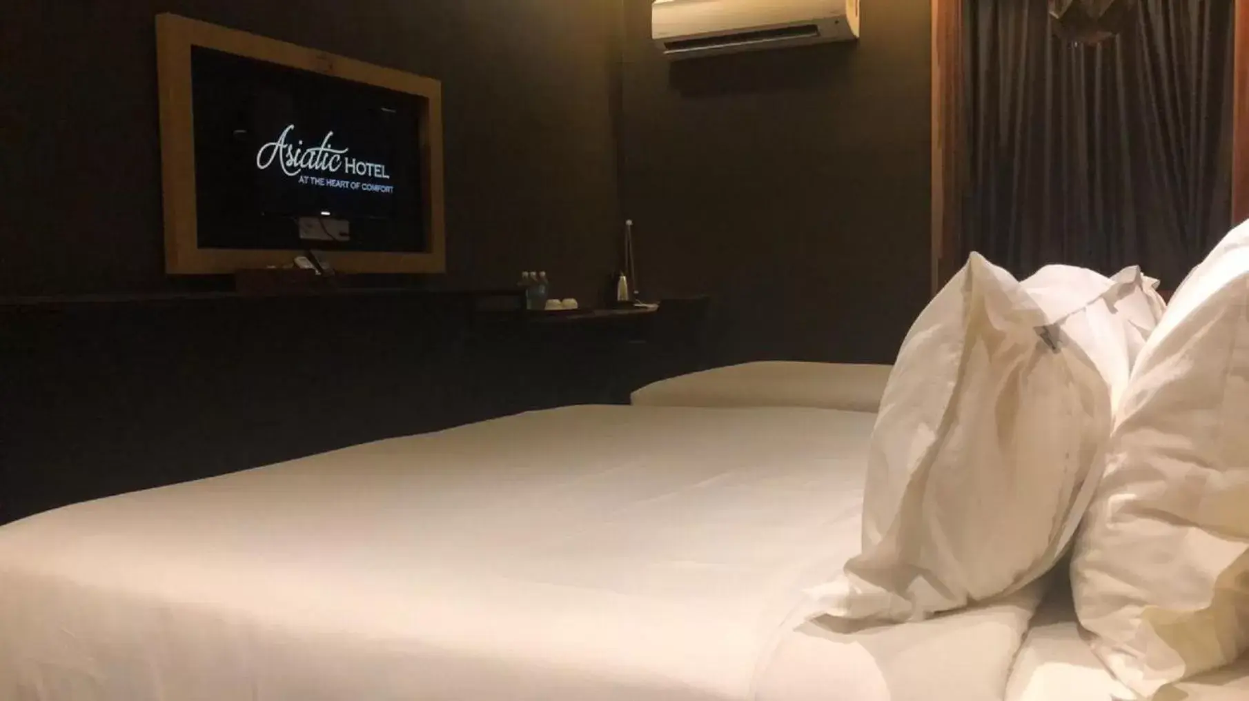 Bed in Asiatic Hotel