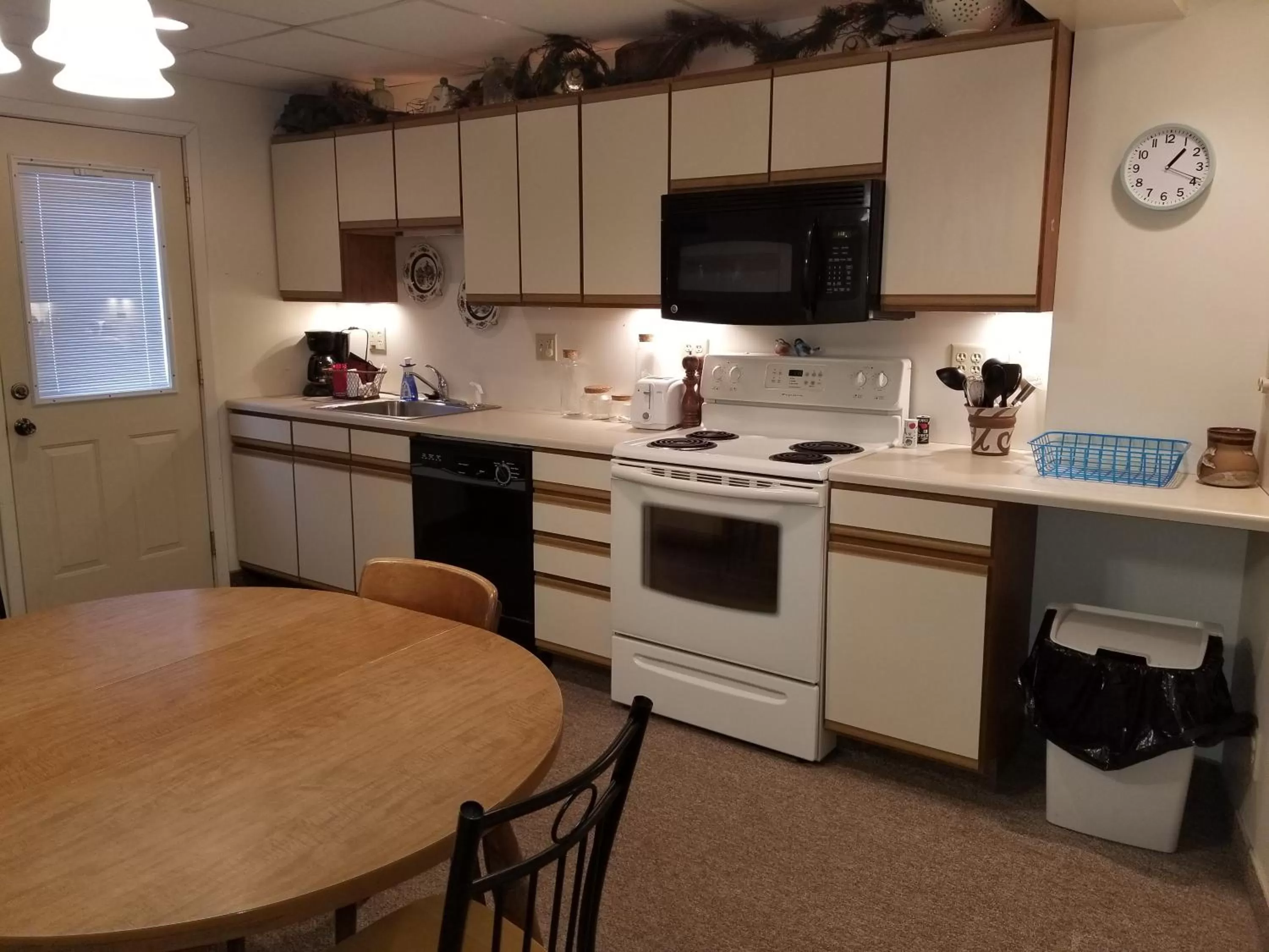 Kitchen/Kitchenette in Lakeshor Motor Inn
