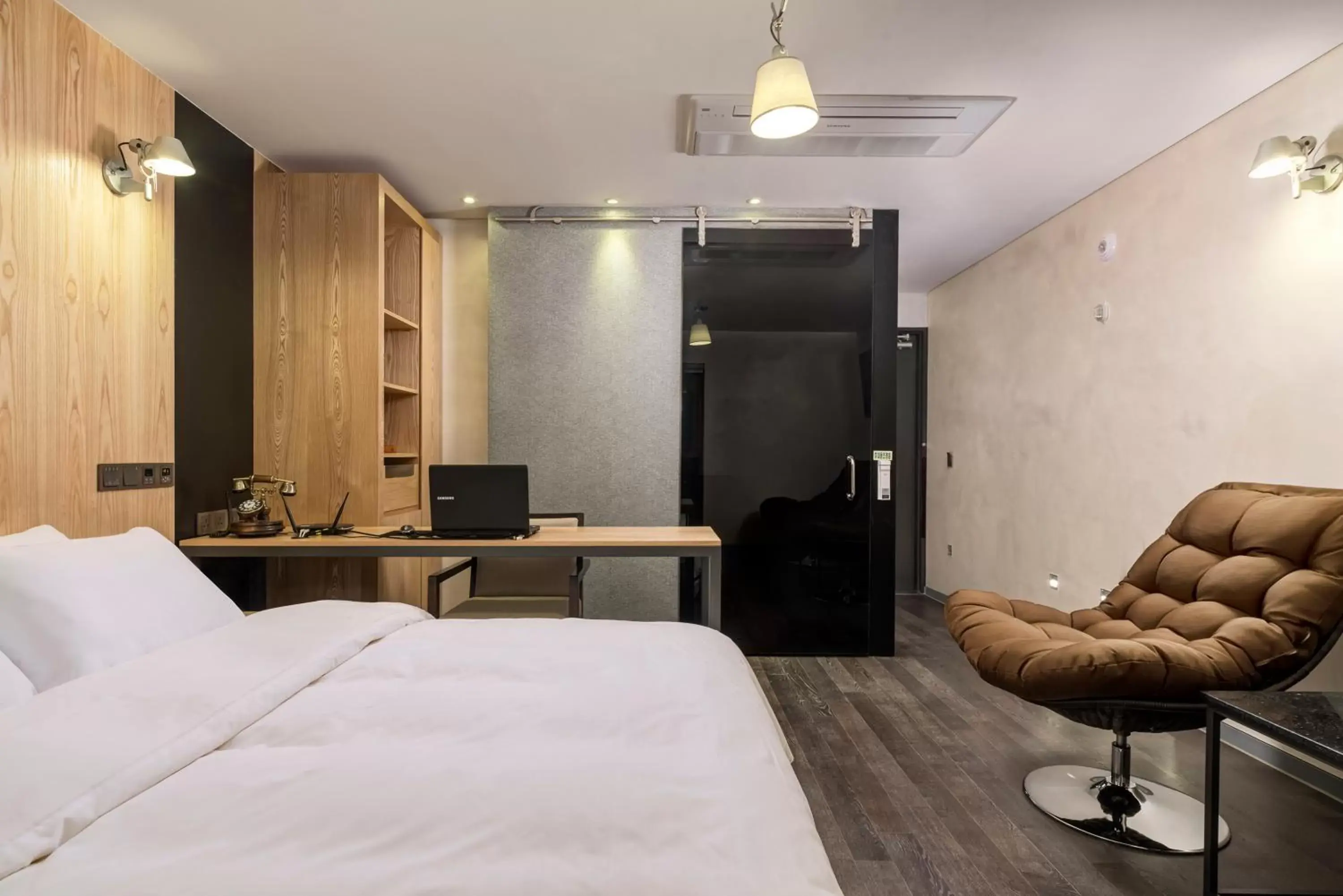 Bed, TV/Entertainment Center in Capace Hotel Gangnam