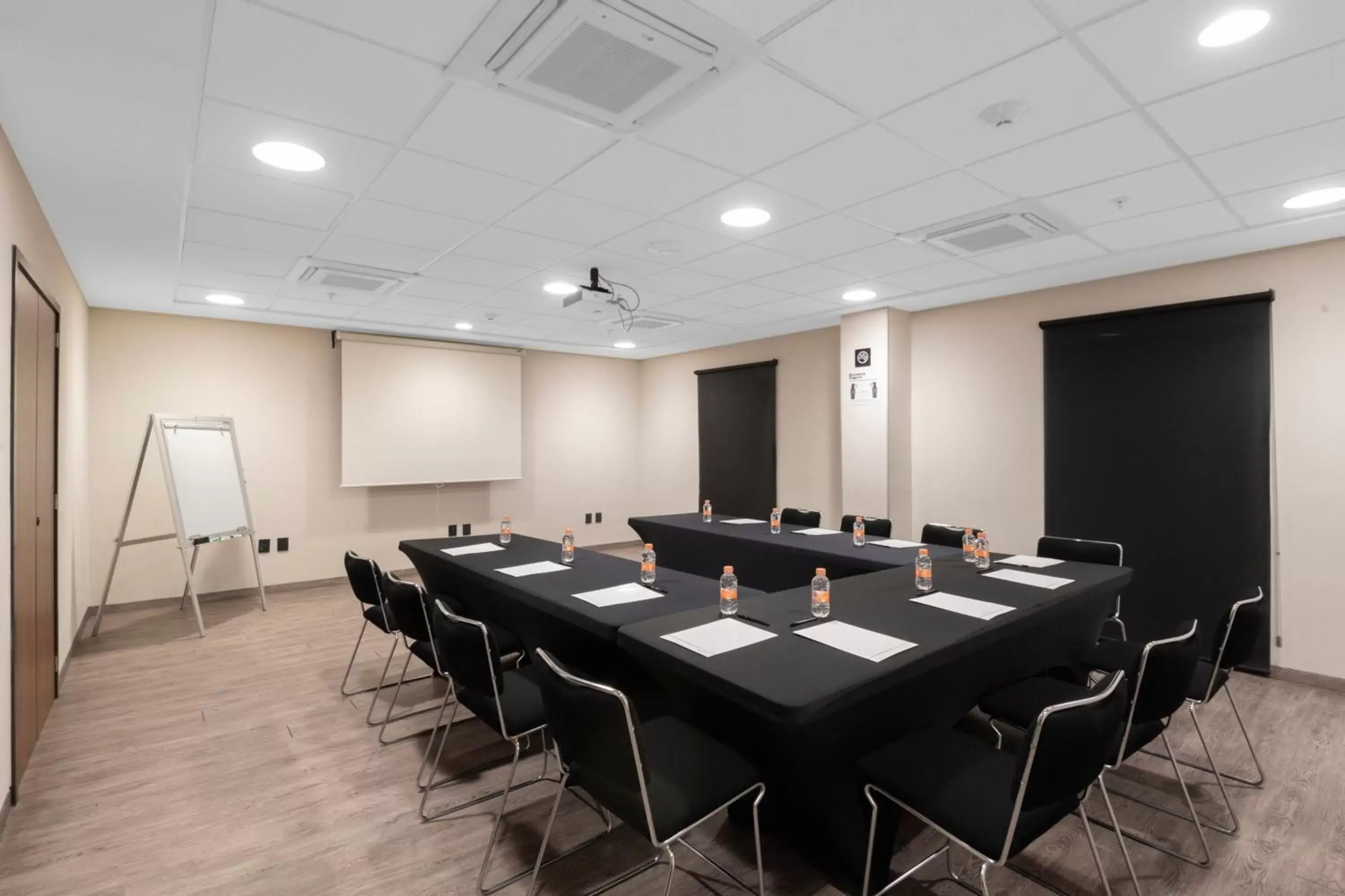 Meeting/conference room in City Express Plus by Marriott Guadalajara Palomar