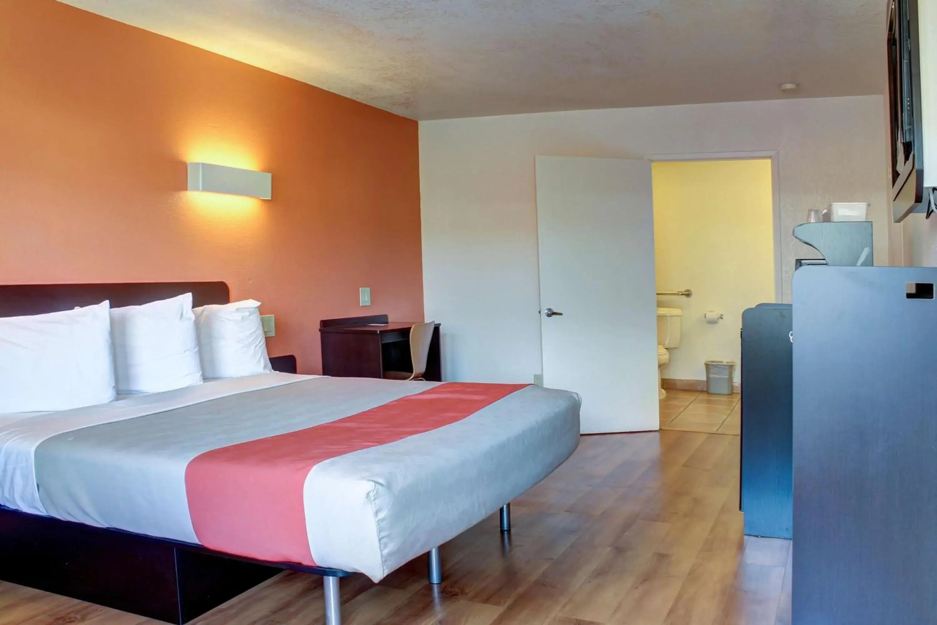 TV and multimedia, Bed in Motel 6-Bishop, CA TV and multimedia, Bed in Motel 6-Bishop, CA