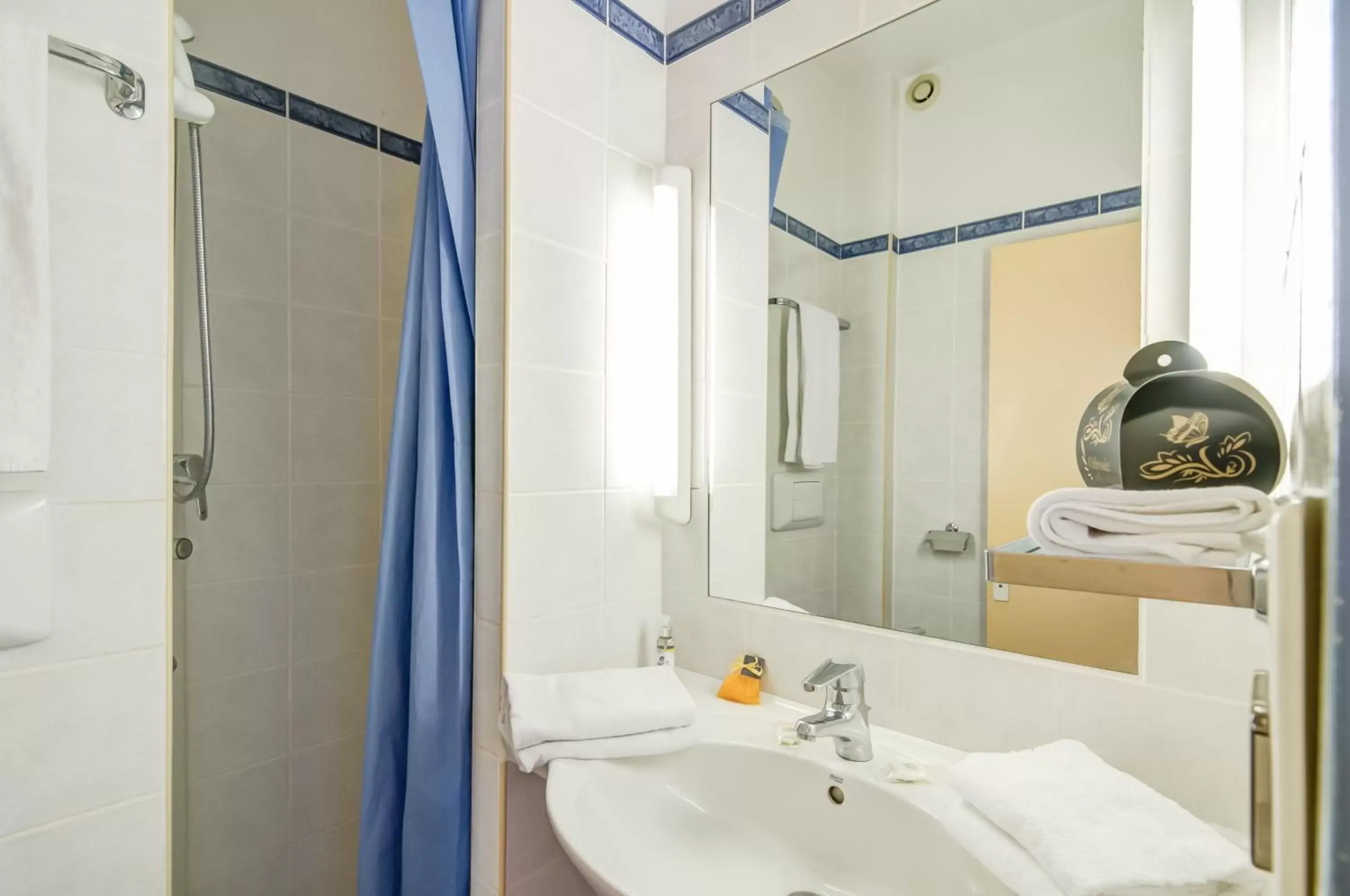 Shower, Bathroom in Résidence Pierre & Vacances Les Terrasses Du Parc