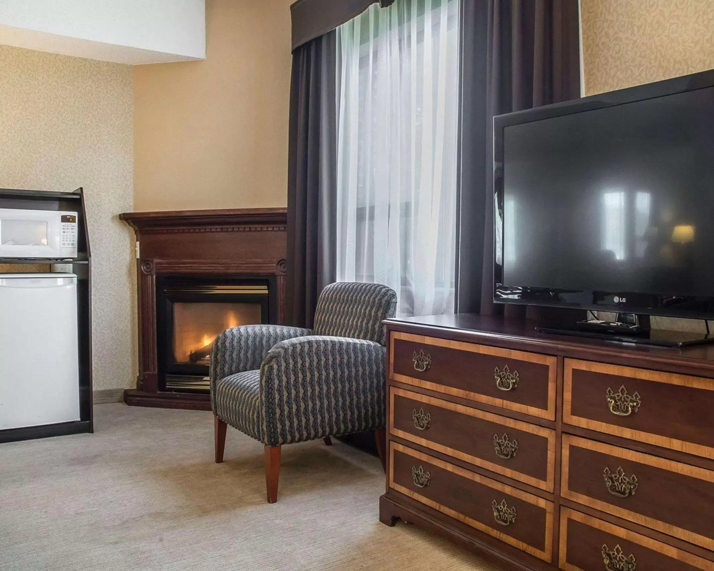 Photo of the whole room, TV/Entertainment Center in Comfort Inn Port Hope