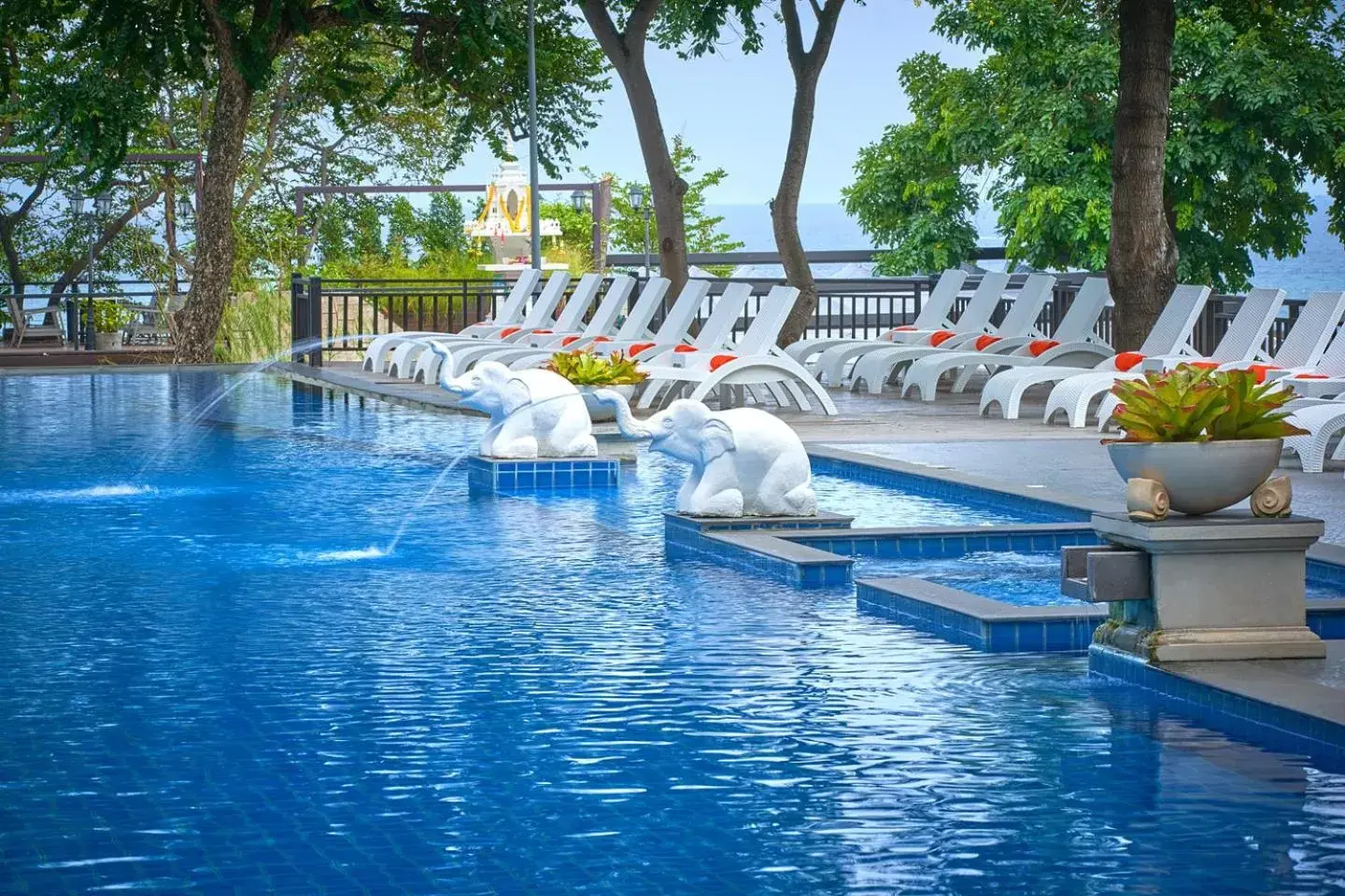 Swimming pool in Cosy Beach Hotel - SHA Extra Plus Swimming pool in Cosy Beach Hotel - SHA Extra Plus
