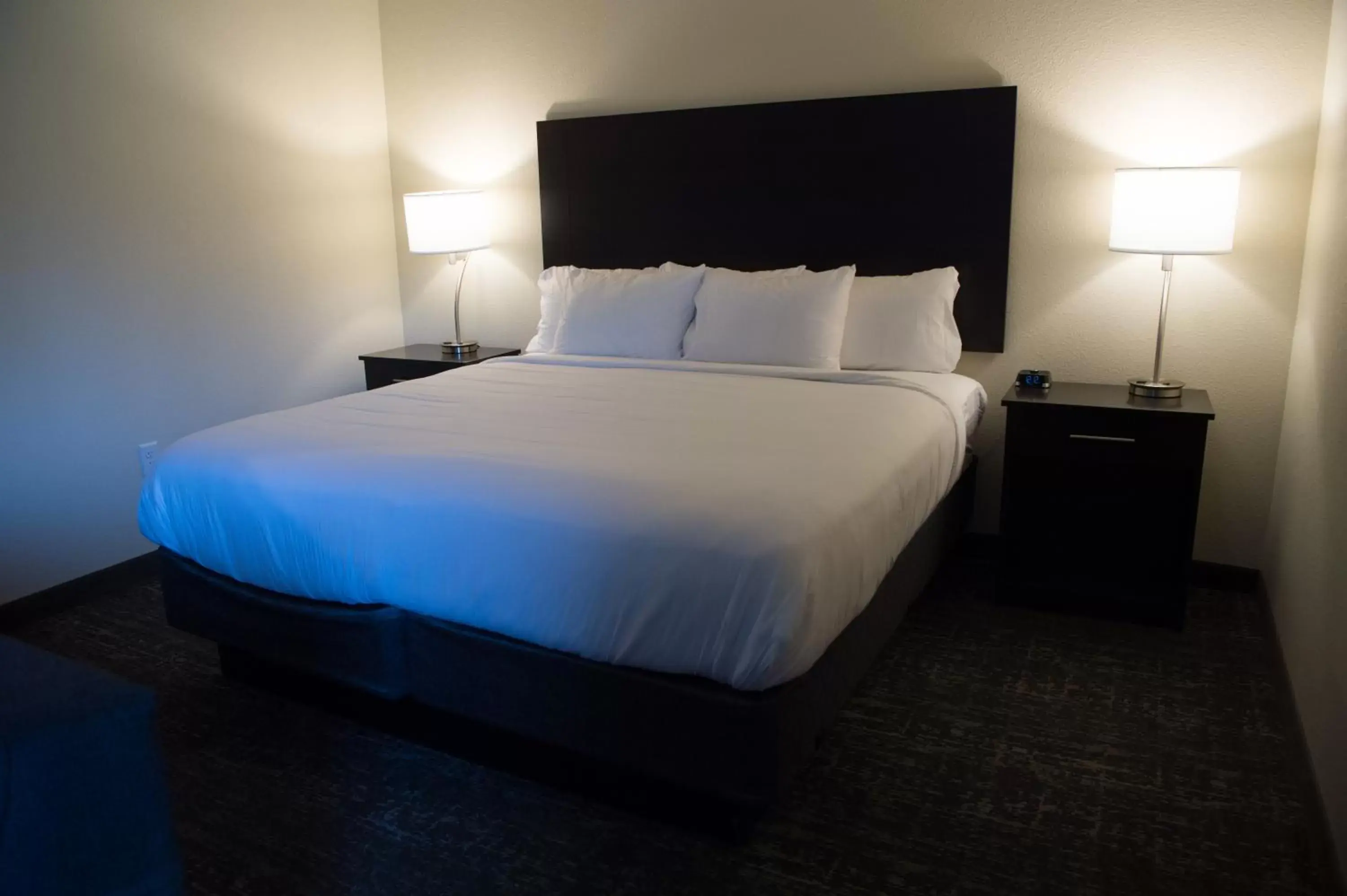 Bed in Cobblestone Inn & Suites - Forest City