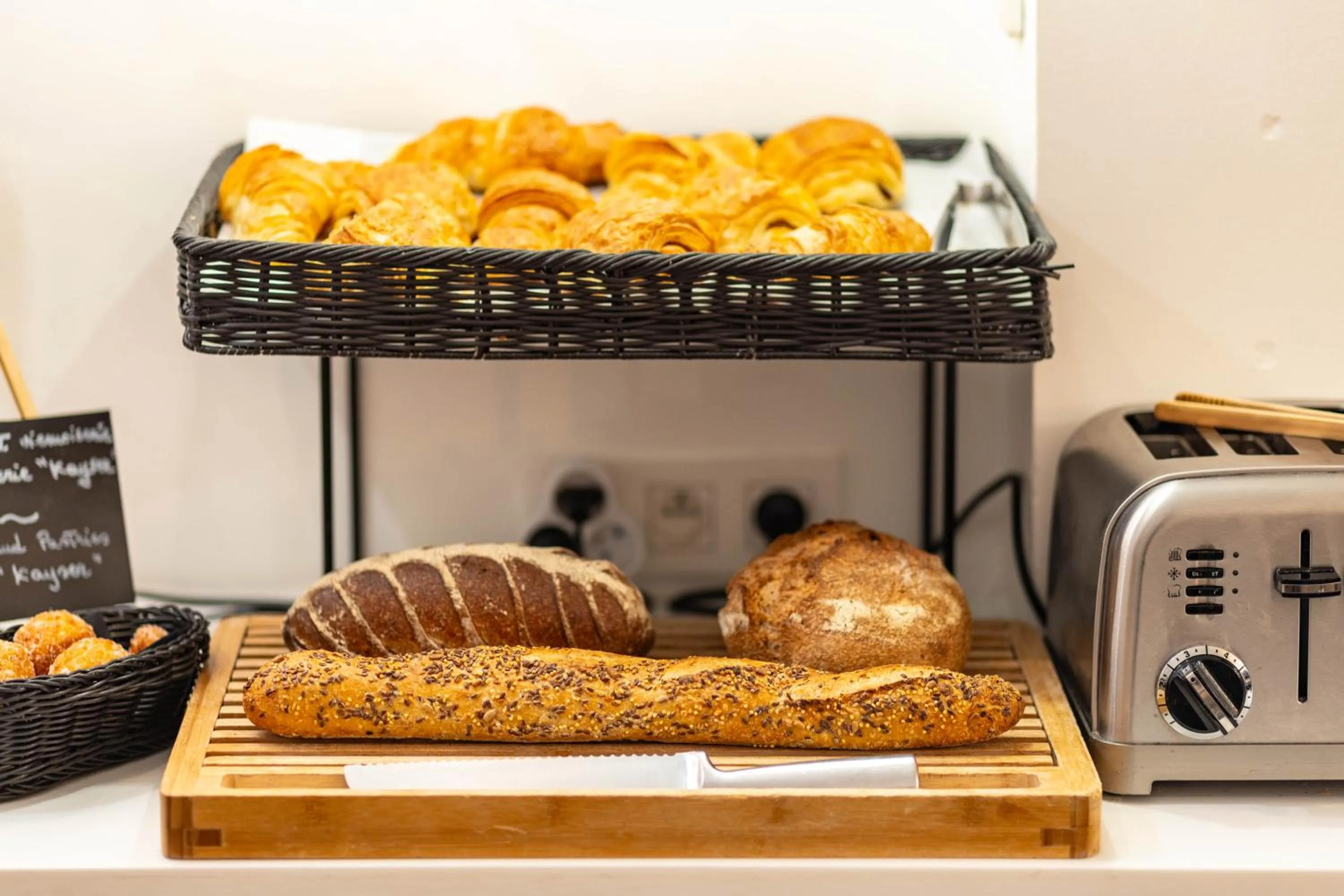 Food in Hôtel La Parizienne - Proche Montparnasse