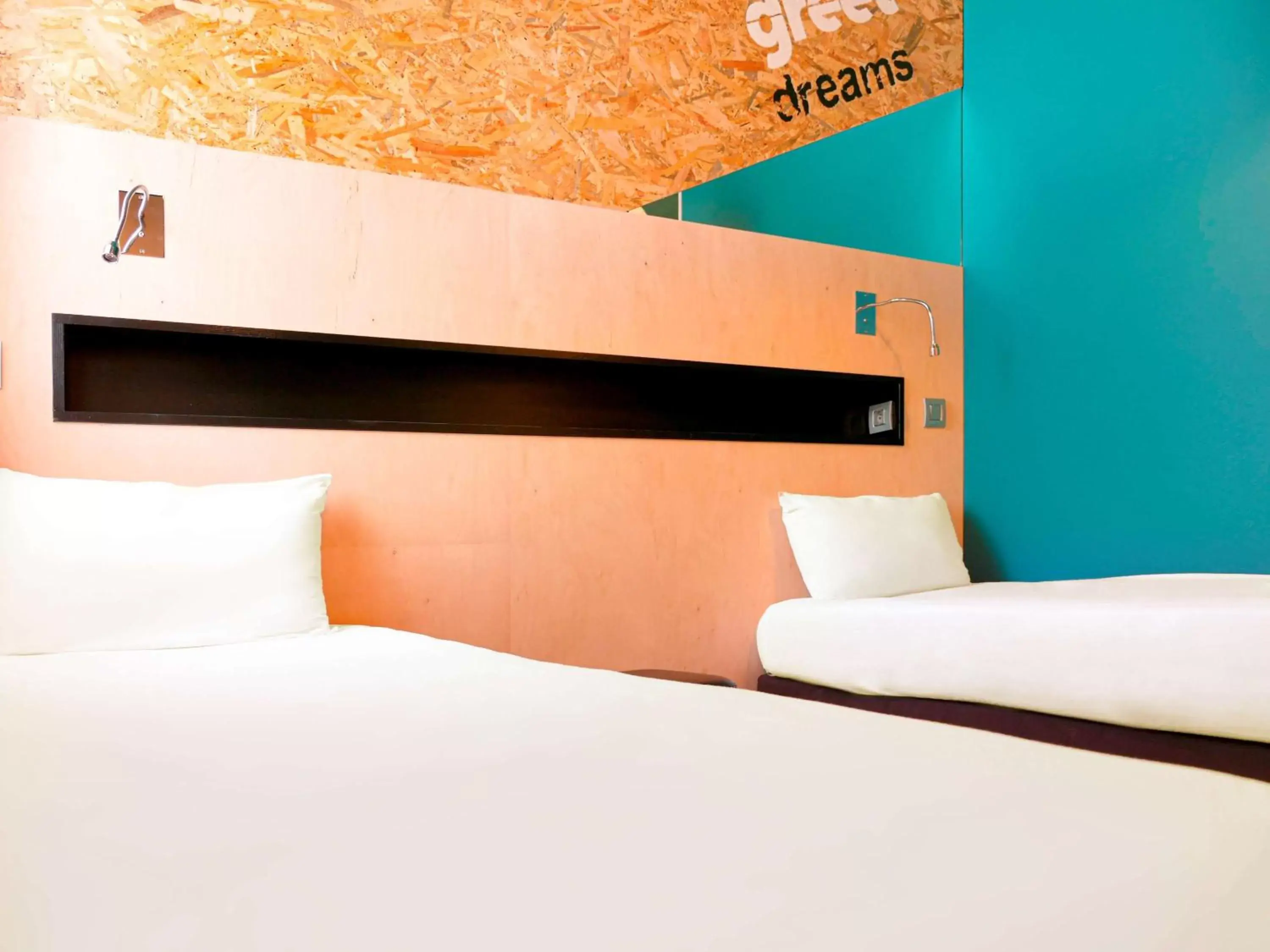 Photo of the whole room, Bed in greet Hotel Marseille Provence Aéroport