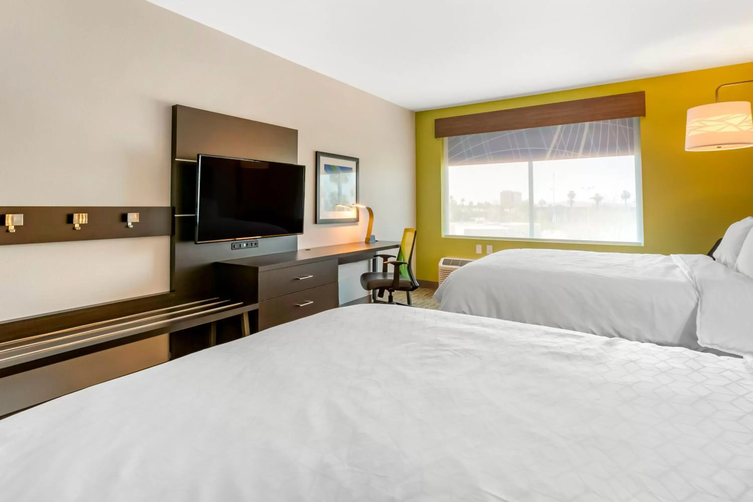 TV and multimedia, Bed in Holiday Inn Express & Suites - Phoenix Dwtn - State Capitol, an IHG Hotel