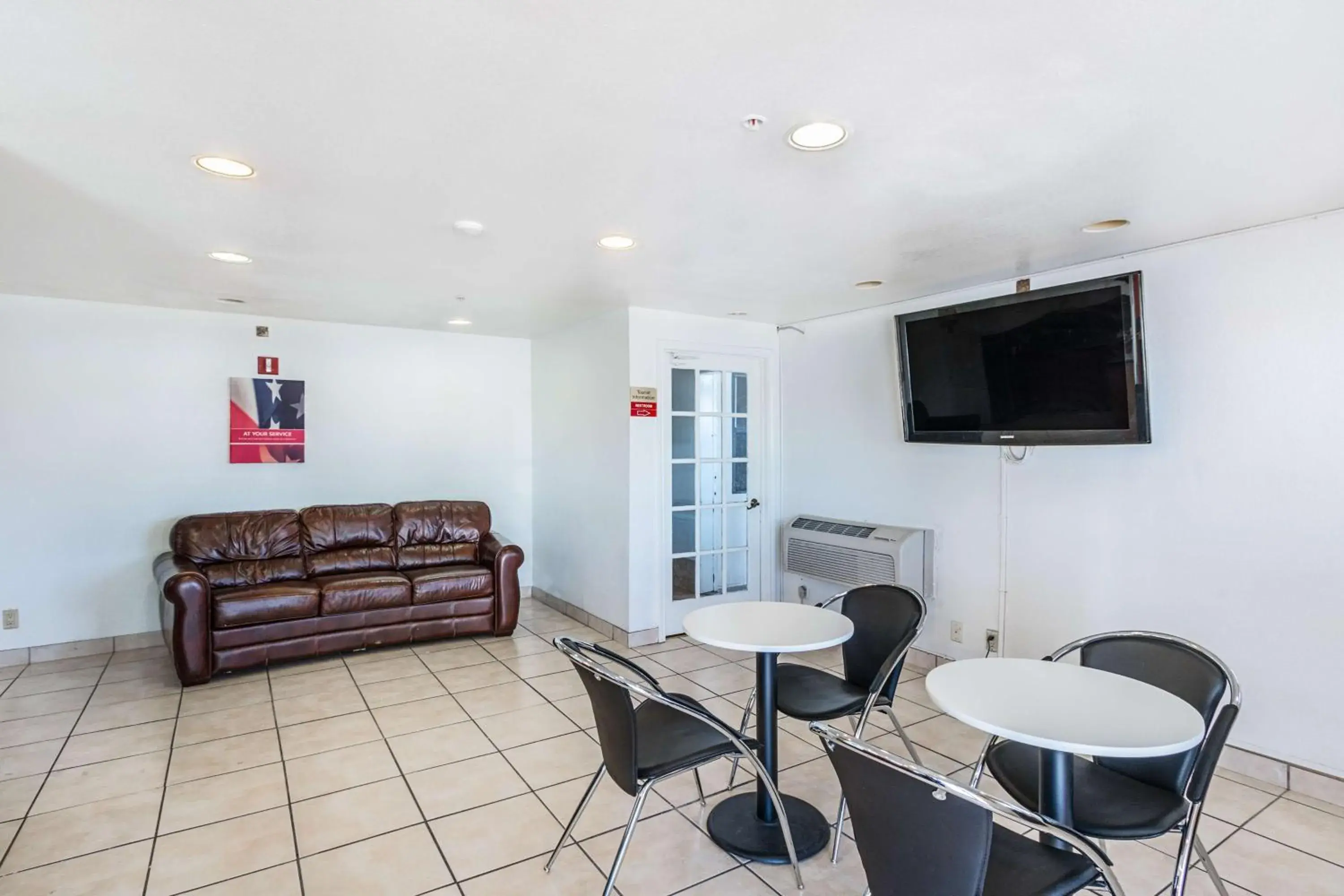 Lobby or reception, Seating Area in Motel 6-San Marcos, TX - North