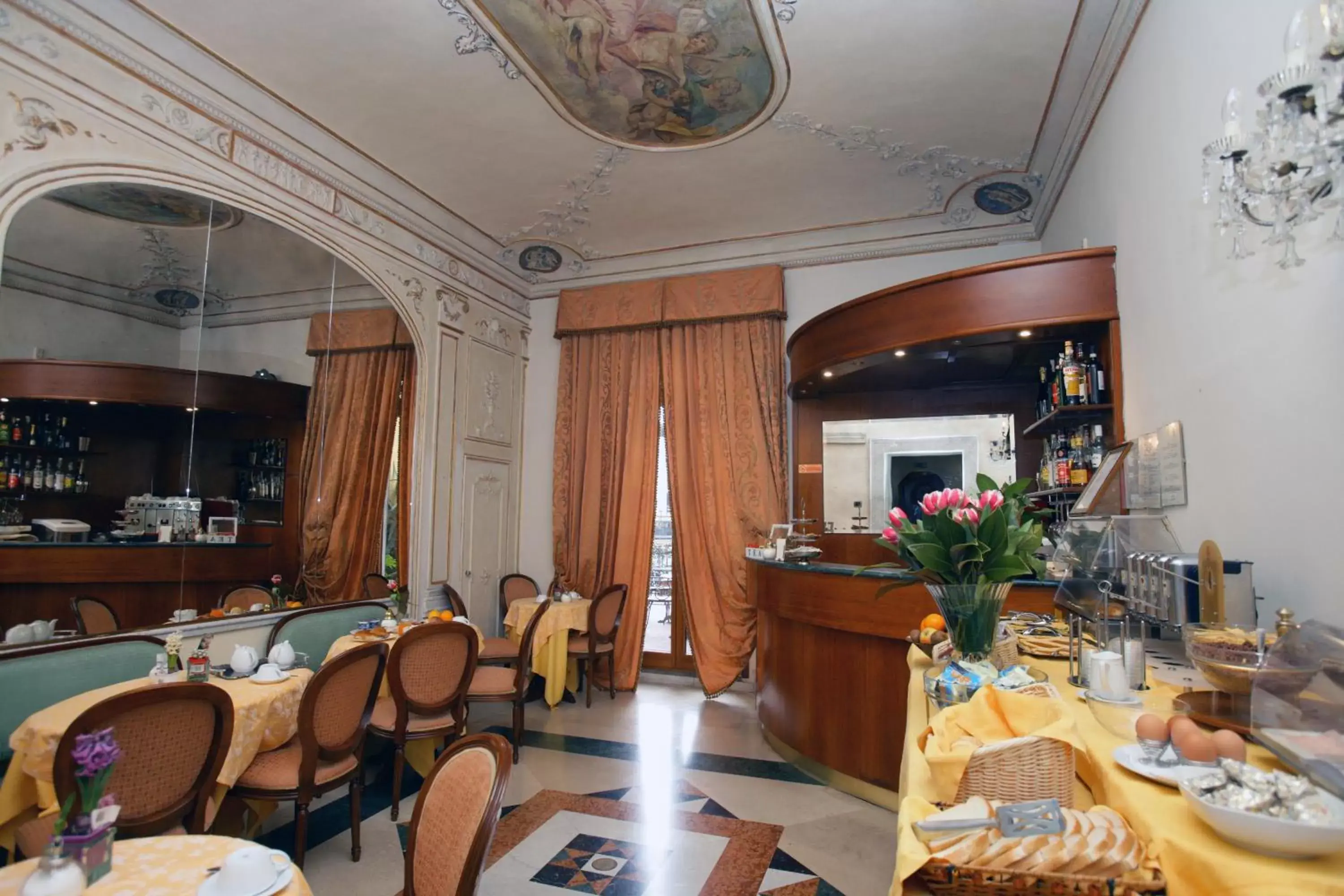 Lounge or bar, Restaurant/Places to Eat in Domus Florentiae Hotel