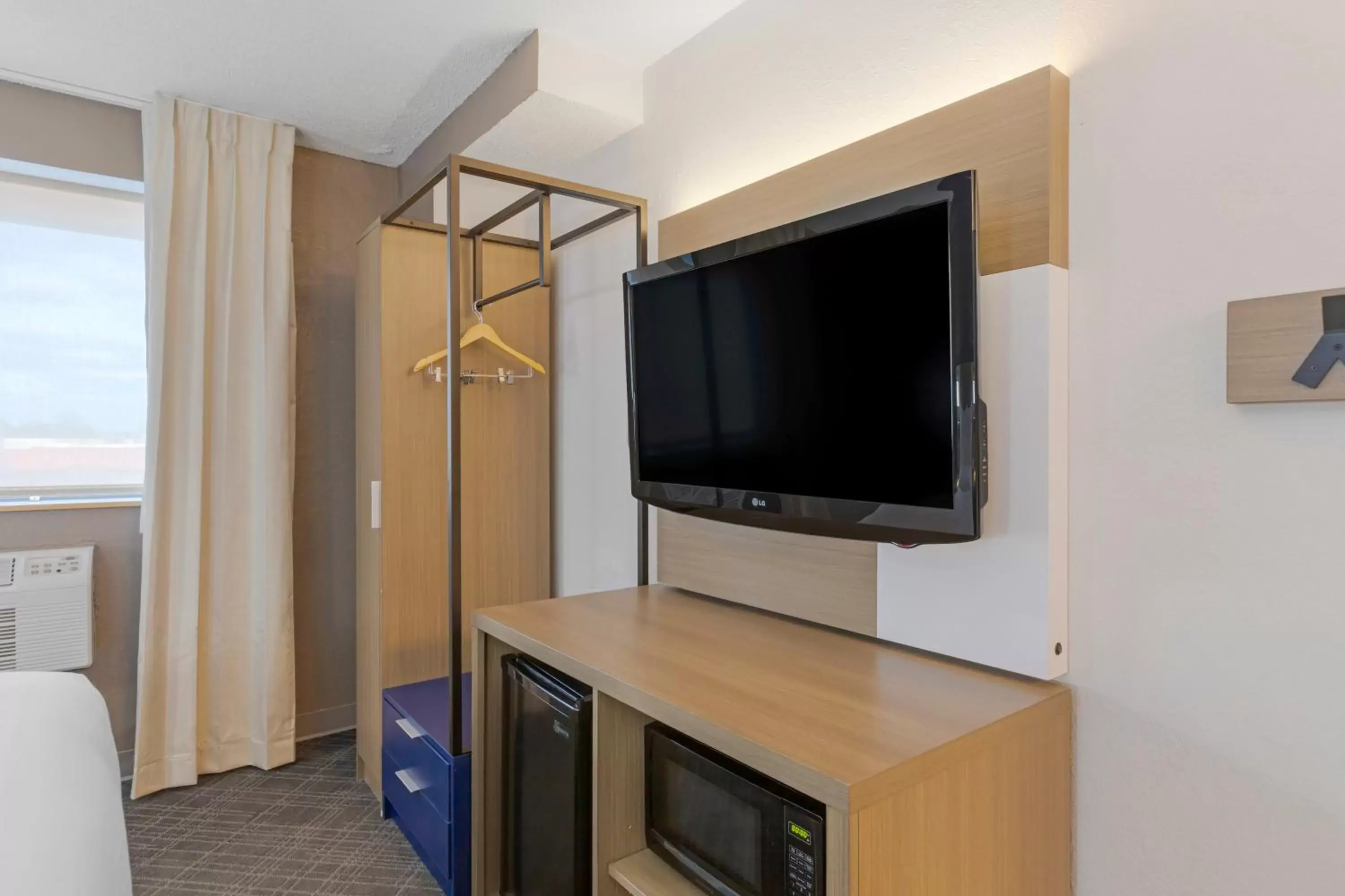 Standard Double Room with Two Double Beds - Non Smoking in Comfort Inn Detroit - Troy Standard Double Room with Two Double Beds - Non Smoking in Comfort Inn Detroit - Troy