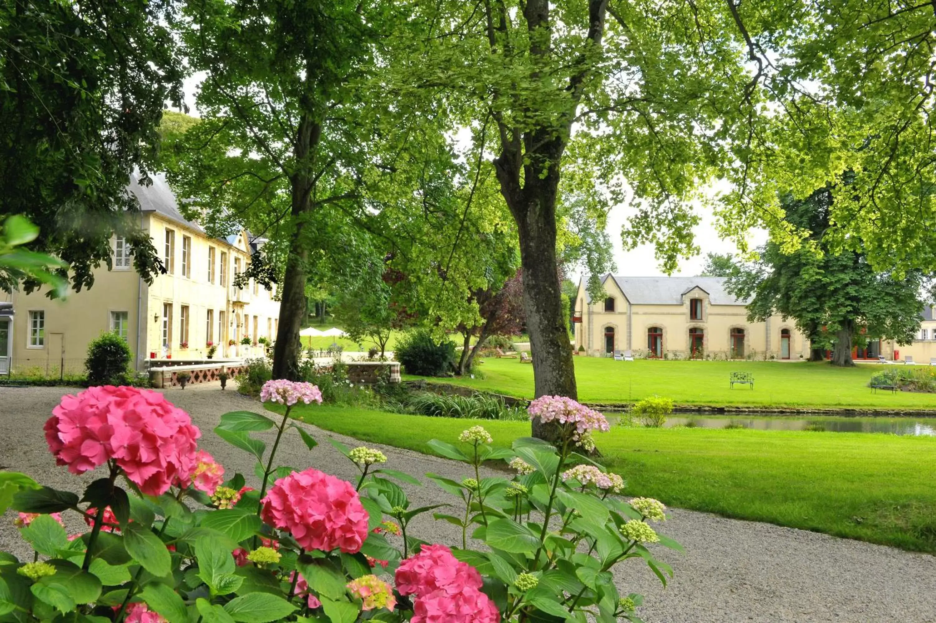 Property building, Garden in Château de Bellefontaine