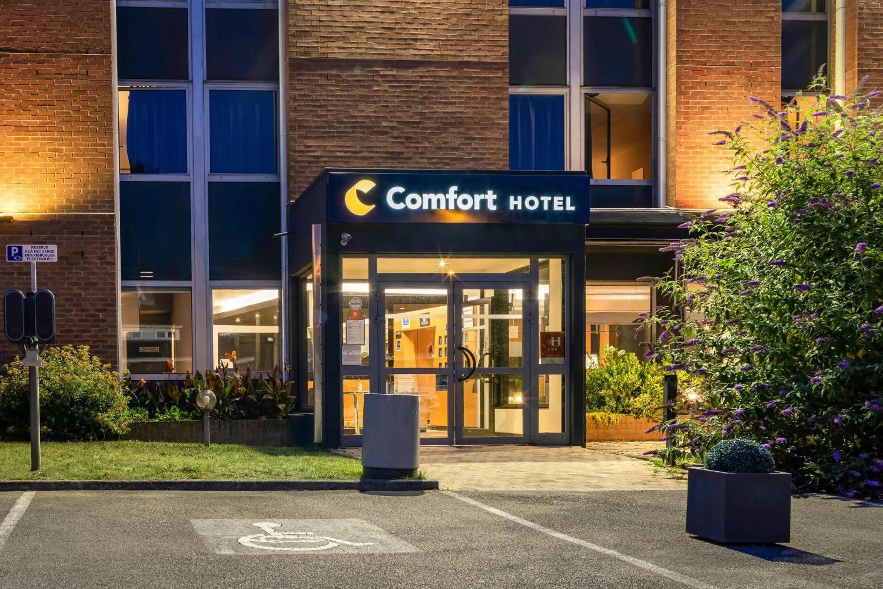 Property building in Comfort Hotel Lille L'Union