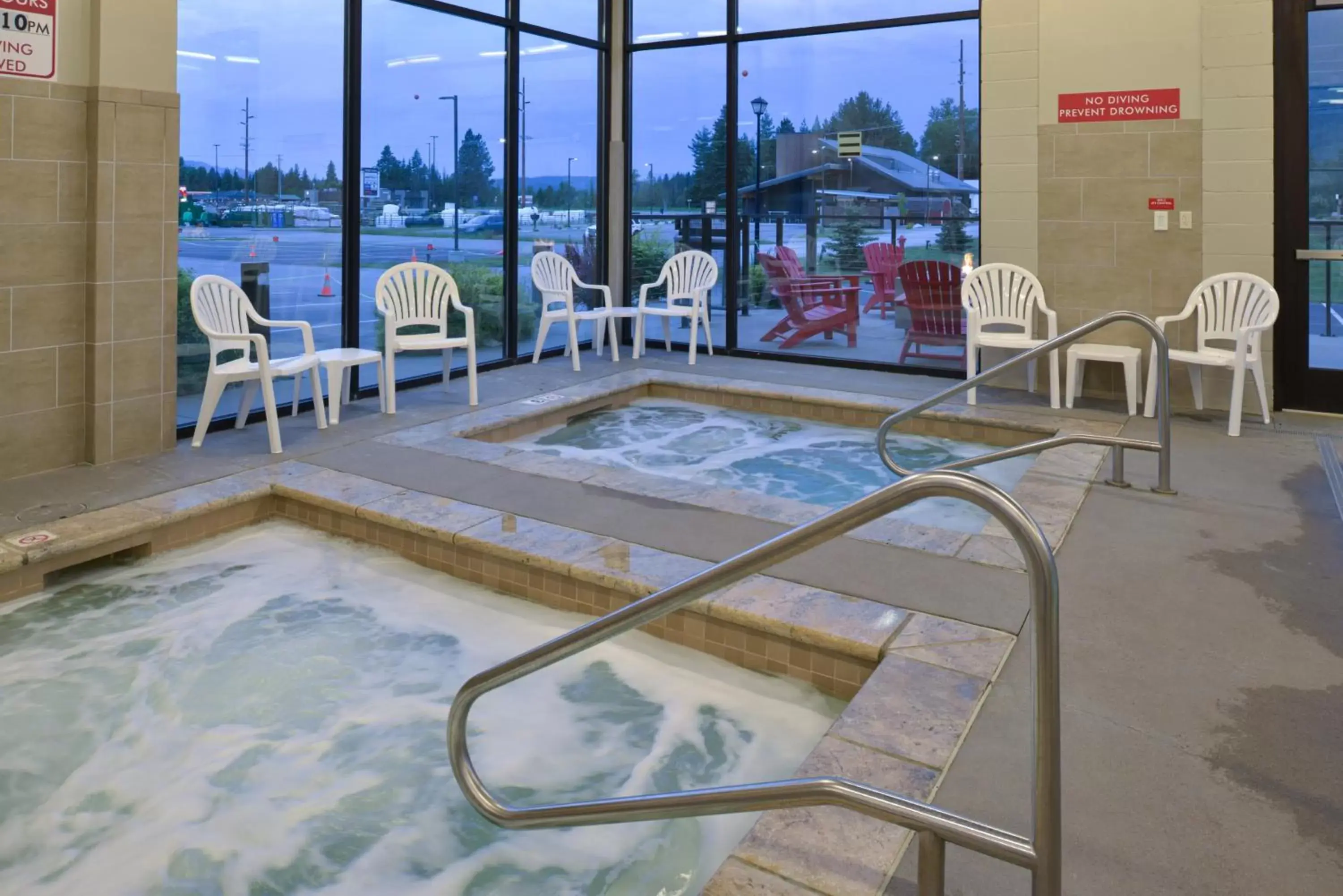 Hot Tub, Swimming Pool in Hotel Ruby Sandpoint