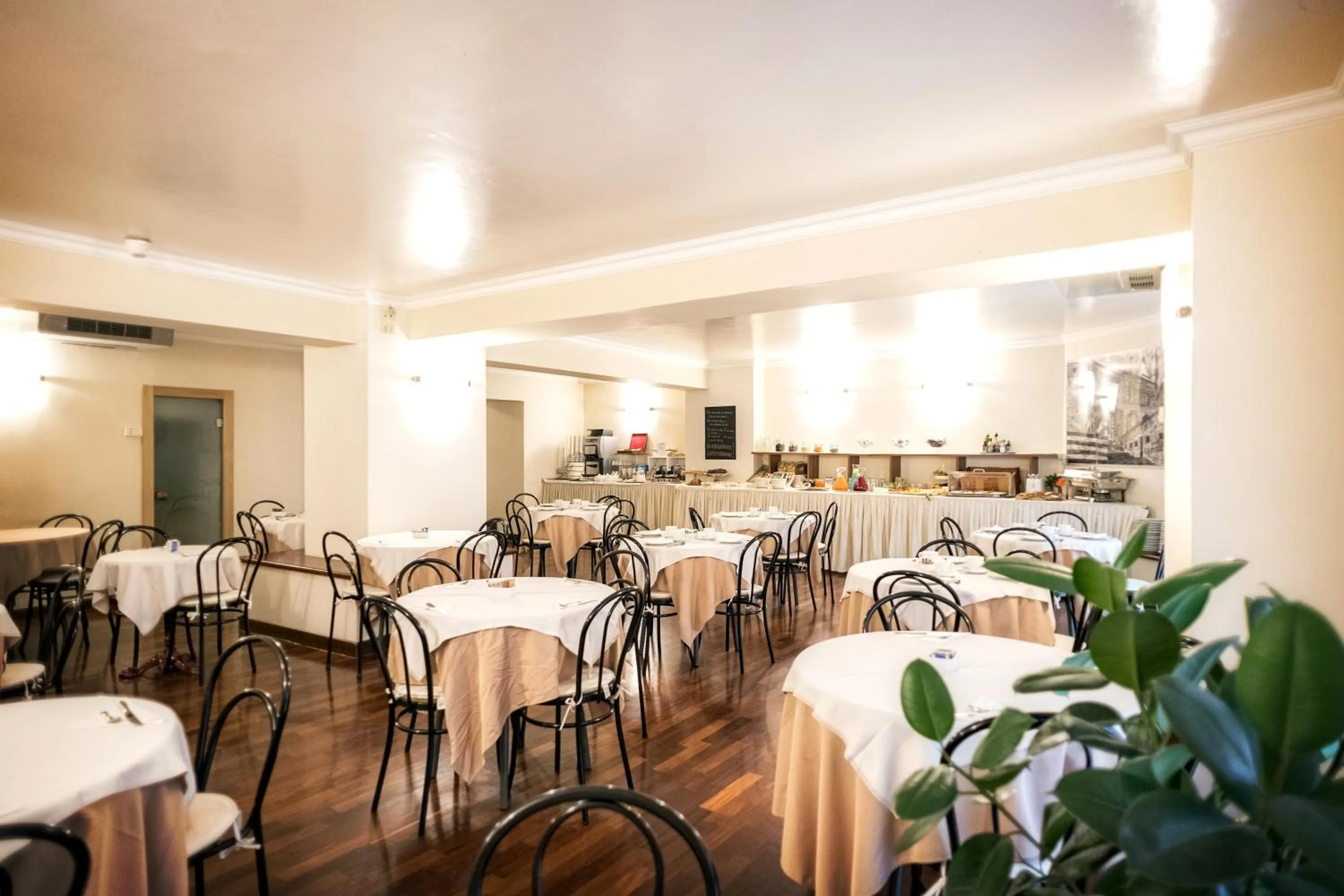 Restaurant/places to eat in Grand Hotel Italia