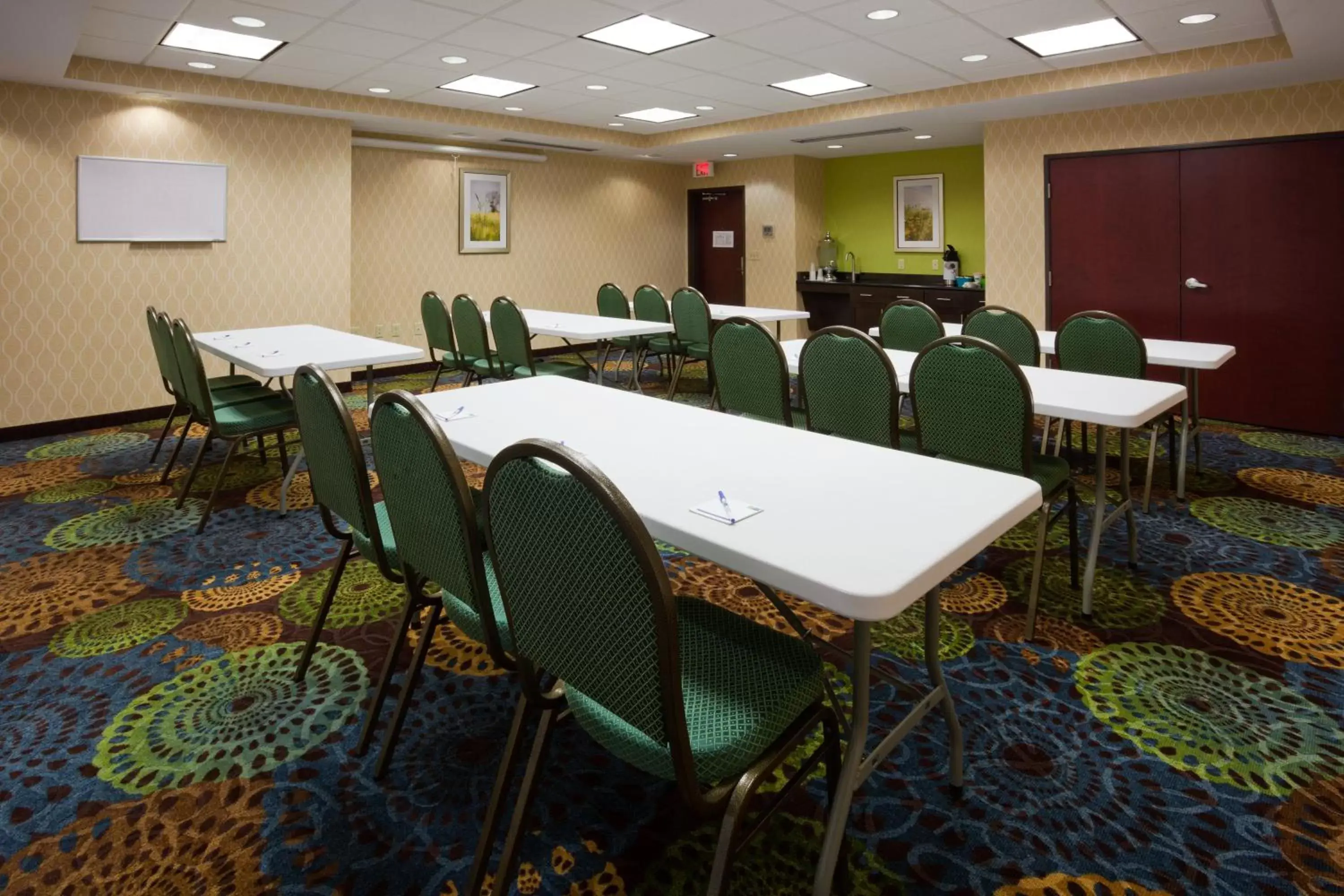 Meeting/conference room in Holiday Inn Express & Suites Fort Dodge, an IHG Hotel