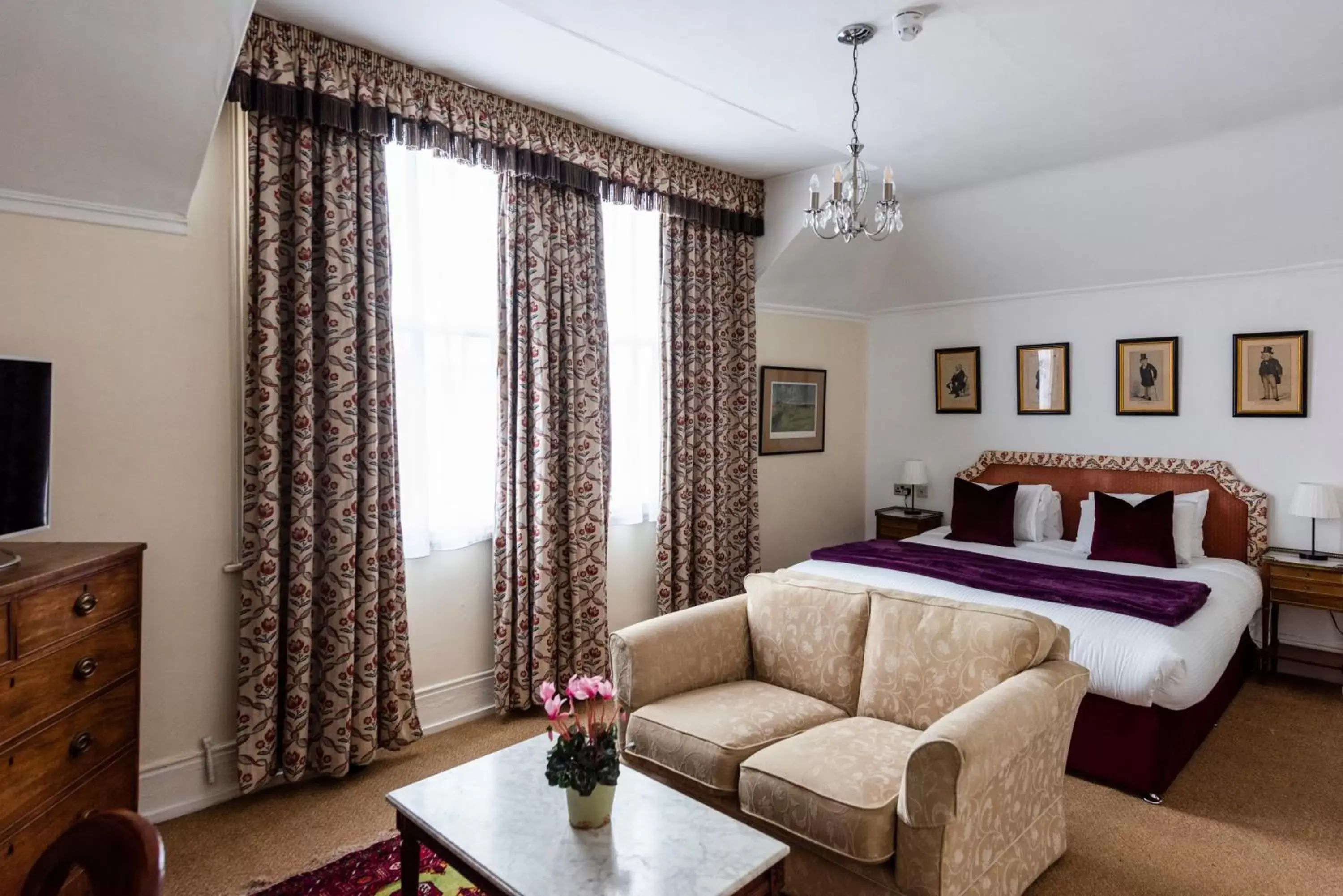 Bed, Seating Area in The Whipper-In Hotel