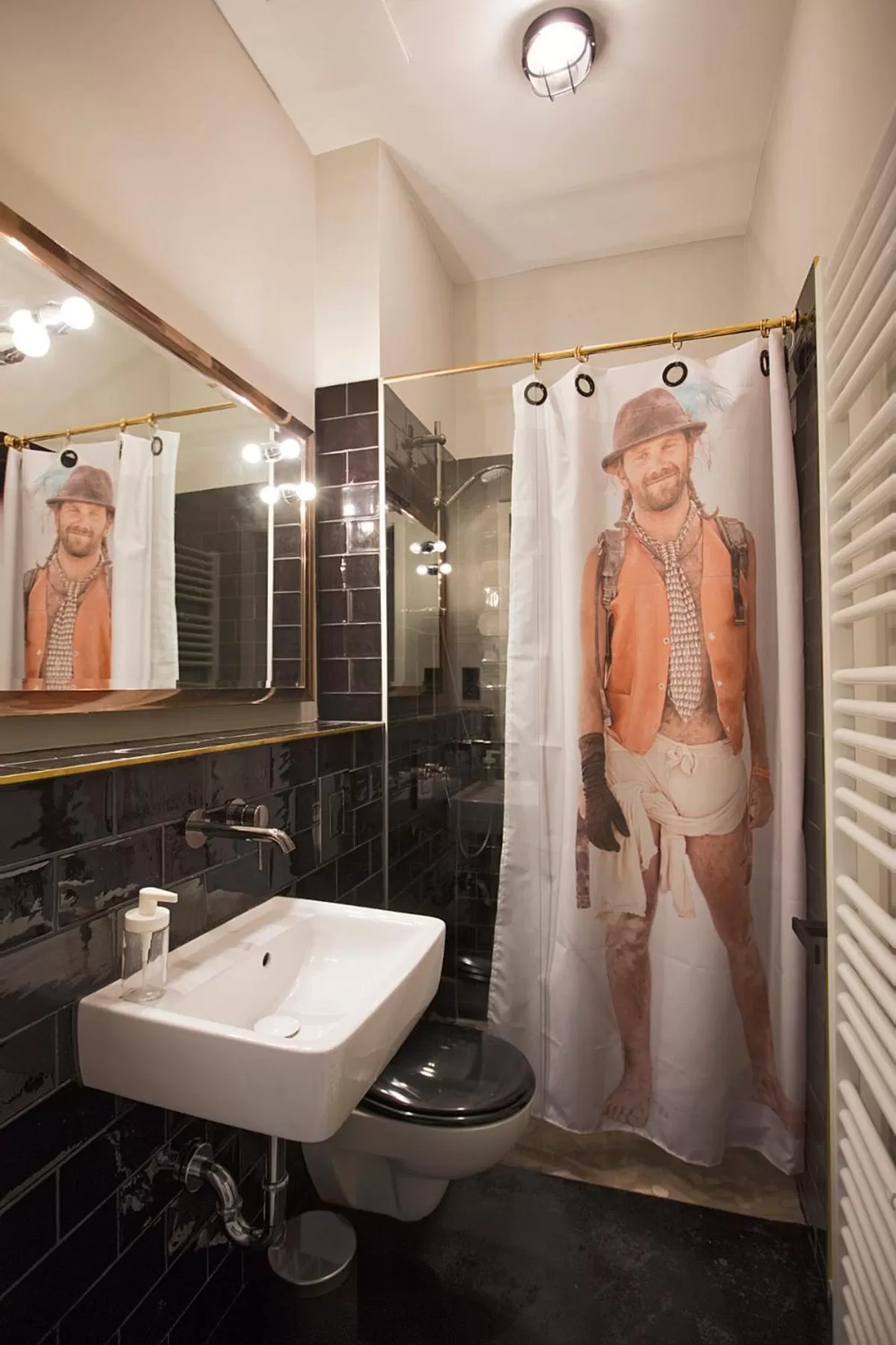 Bathroom in Schillinger-Berlin - dance, sleep, repeat!