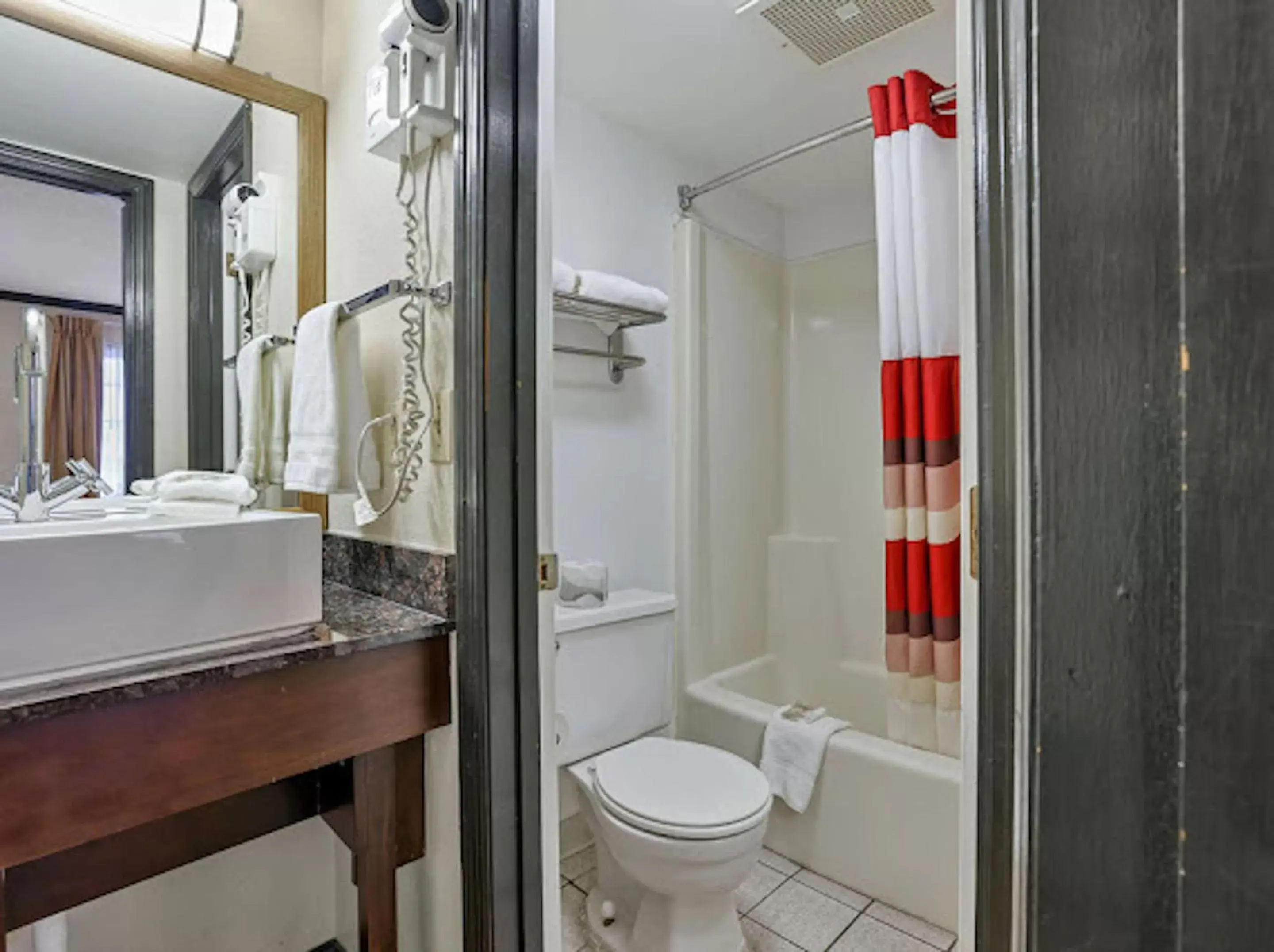 Bathroom in Red Roof Inn Uhrichsville