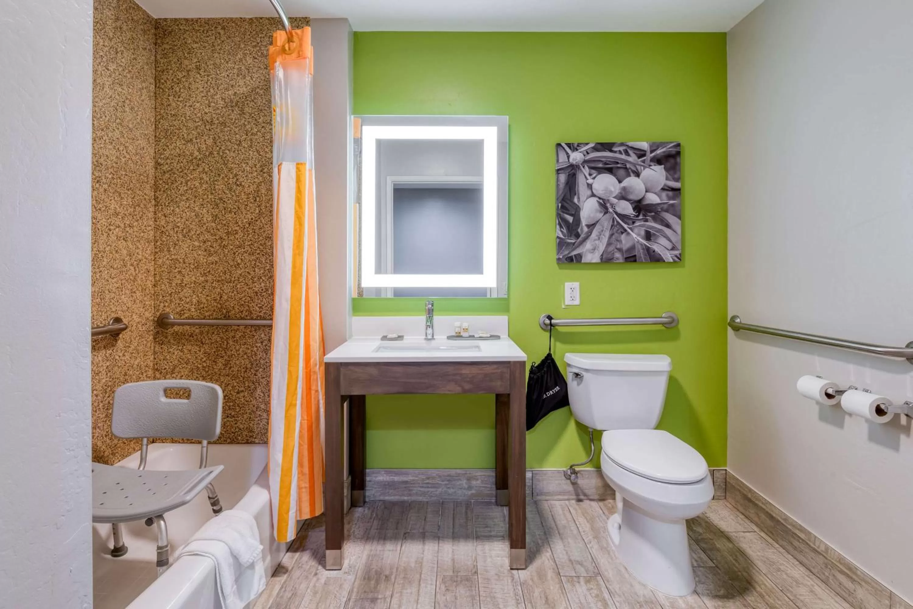 Bathroom in La Quinta by Wyndham Visalia/Sequoia Gateway