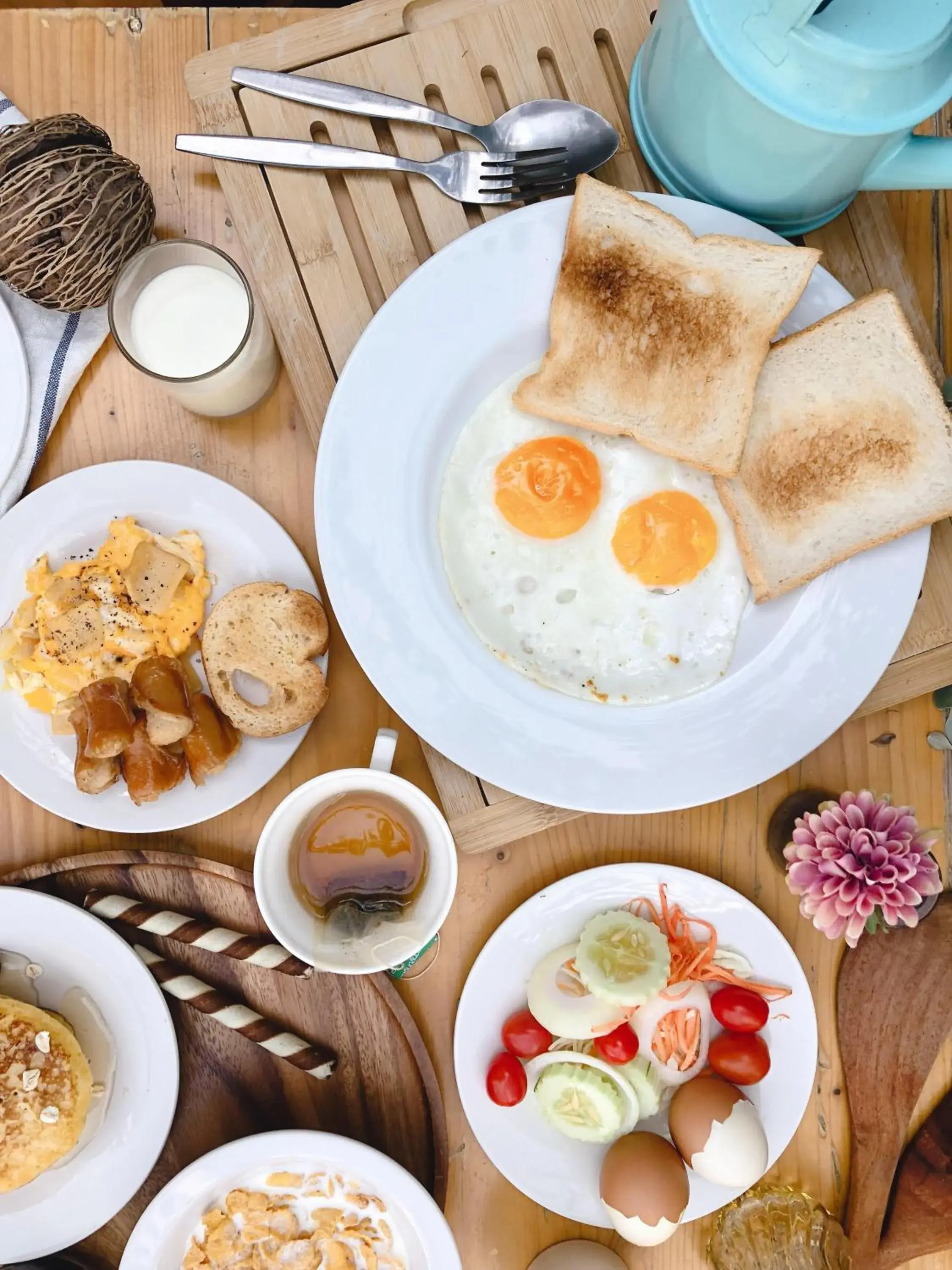 Breakfast in Kinnon Deluxe Hostel Coworking Cafe Breakfast in Kinnon Deluxe Hostel Coworking Cafe