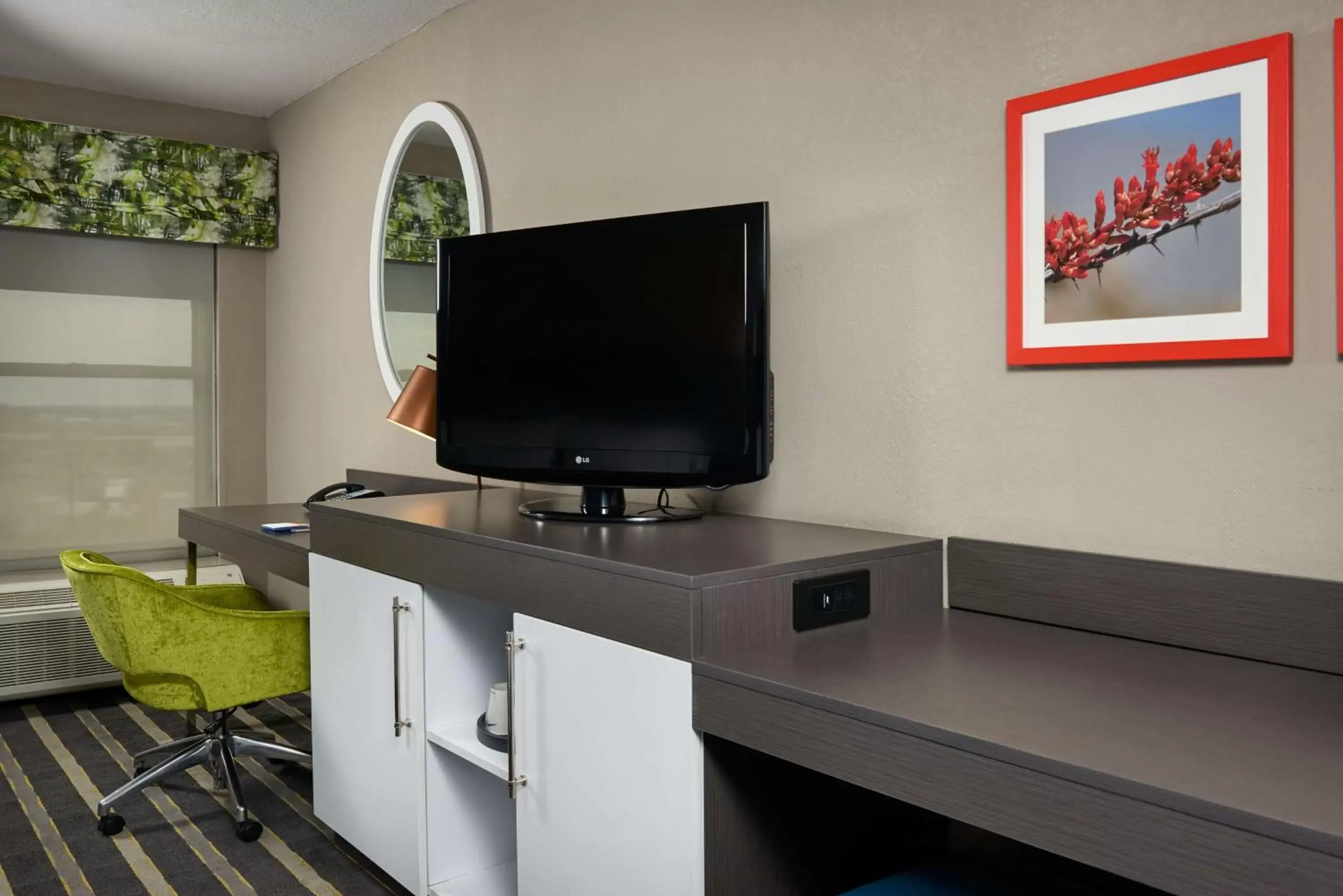 Bedroom, TV/Entertainment Center in Hampton Inn Eagle Pass