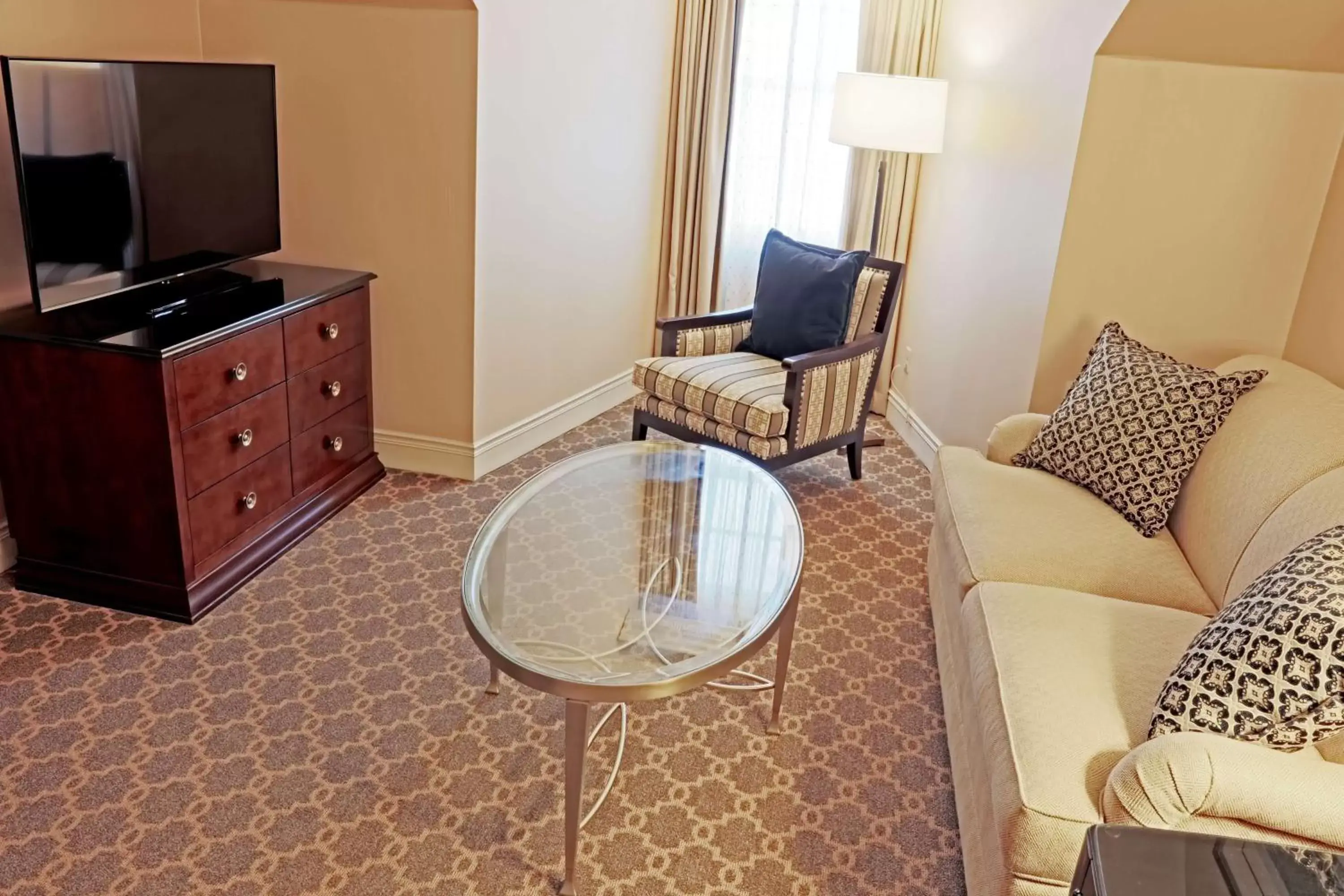 Bedroom, Seating Area in Hotel Roanoke & Conference Center, Curio Collection by Hilton