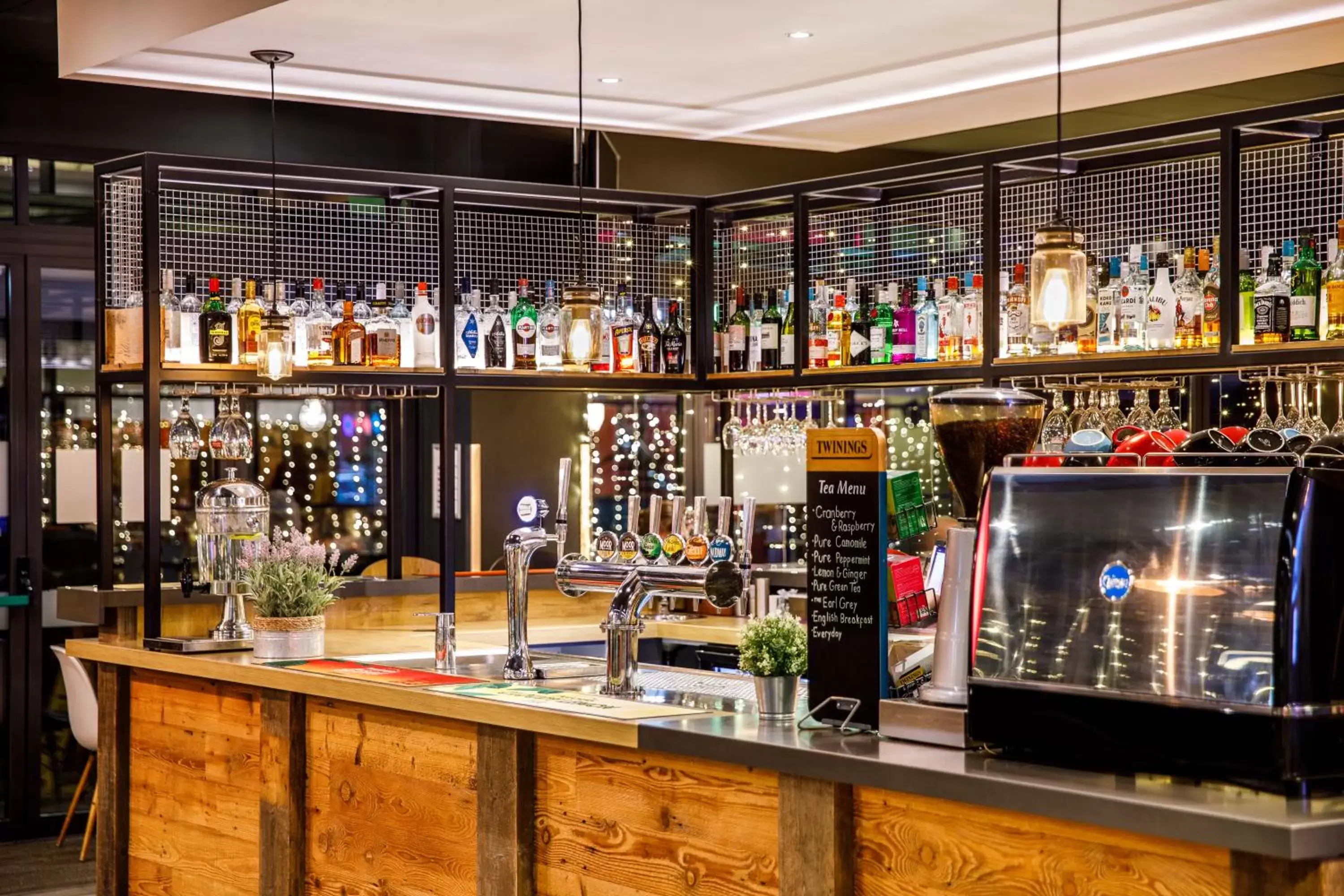 Lounge or bar in ibis Bristol Centre
