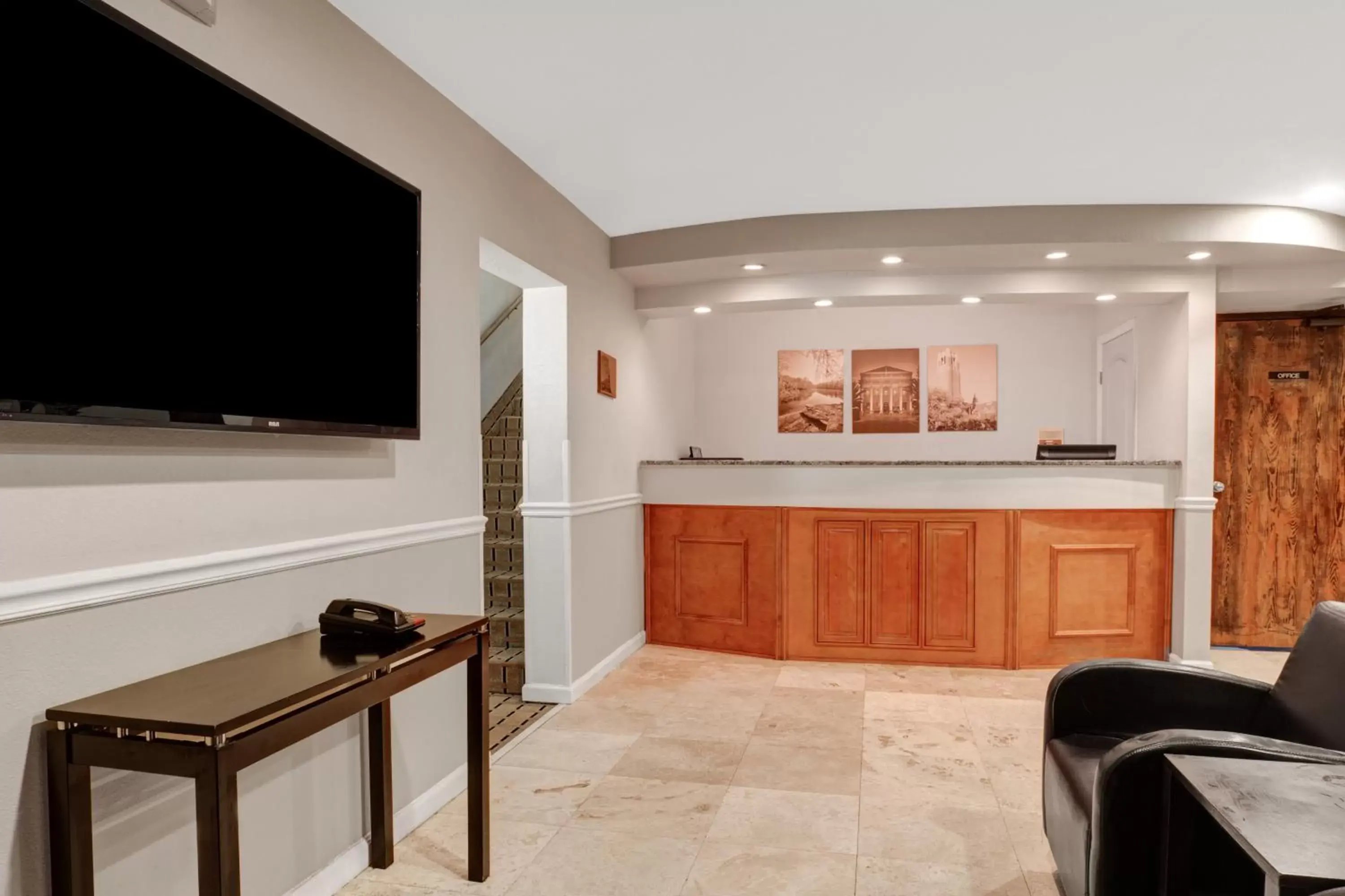 Lobby or reception, TV/Entertainment Center in Super 8 by Wyndham Gainesville