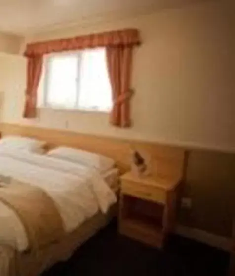 Bed in Moreton Park Hotel