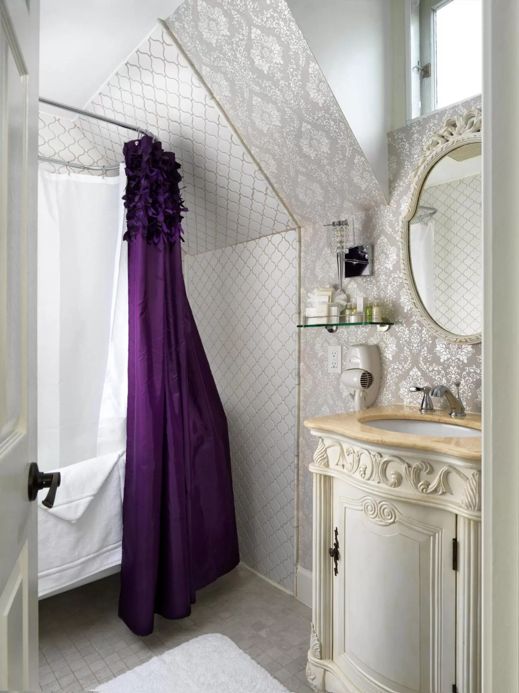 Shower, Bathroom in Pendray Inn and Tea House