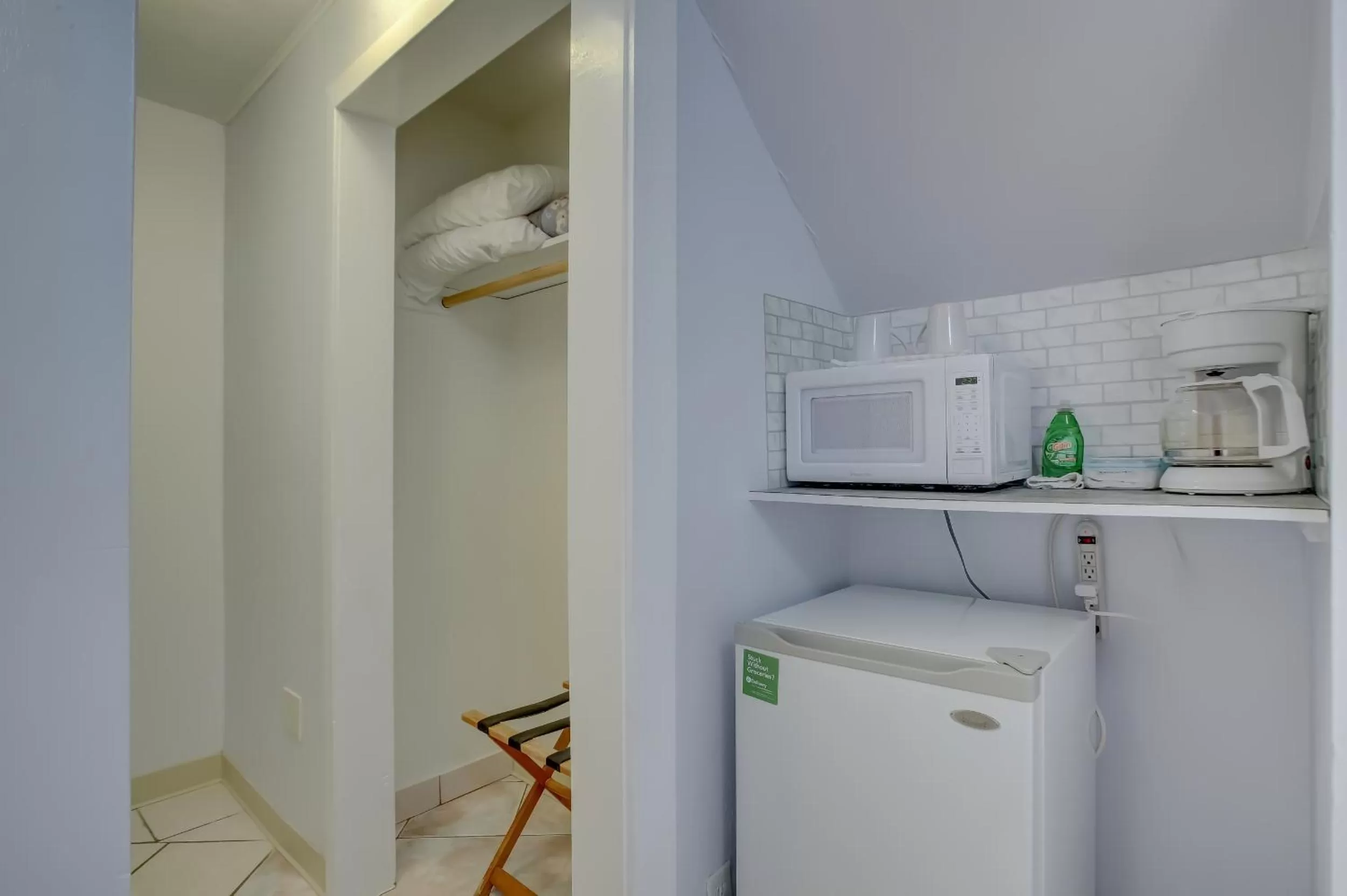 View (from property/room), Bathroom in Seahorse Guesthouse