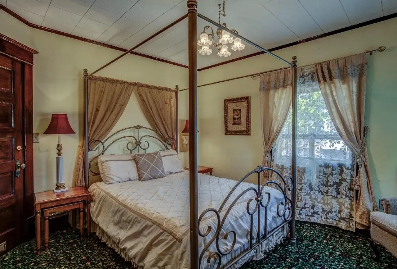 Queen Suite in Greenbriar Inn Queen Suite in Greenbriar Inn