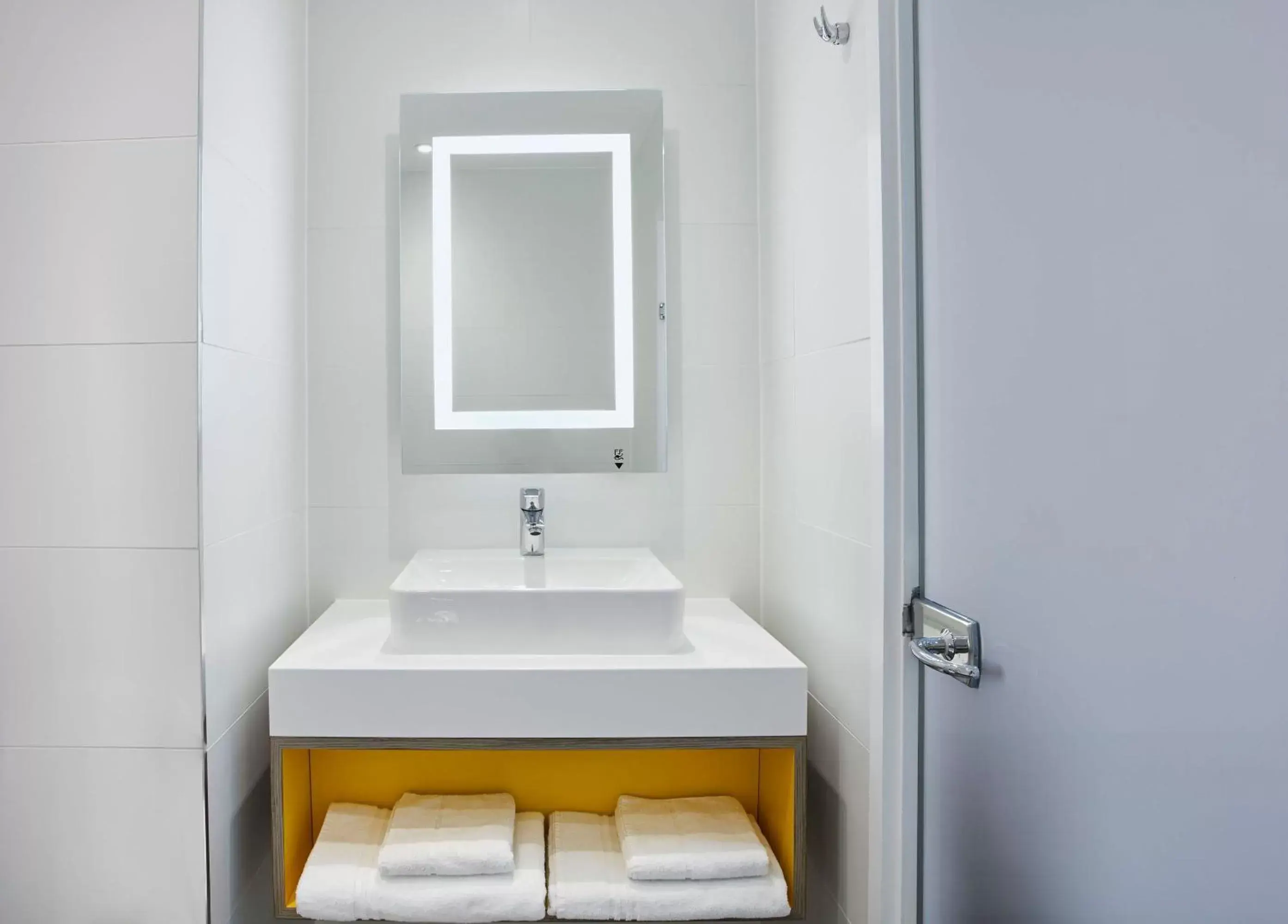 Toilet, Bathroom in Leonardo Royal Hotel Oxford - Formerly Jurys Inn