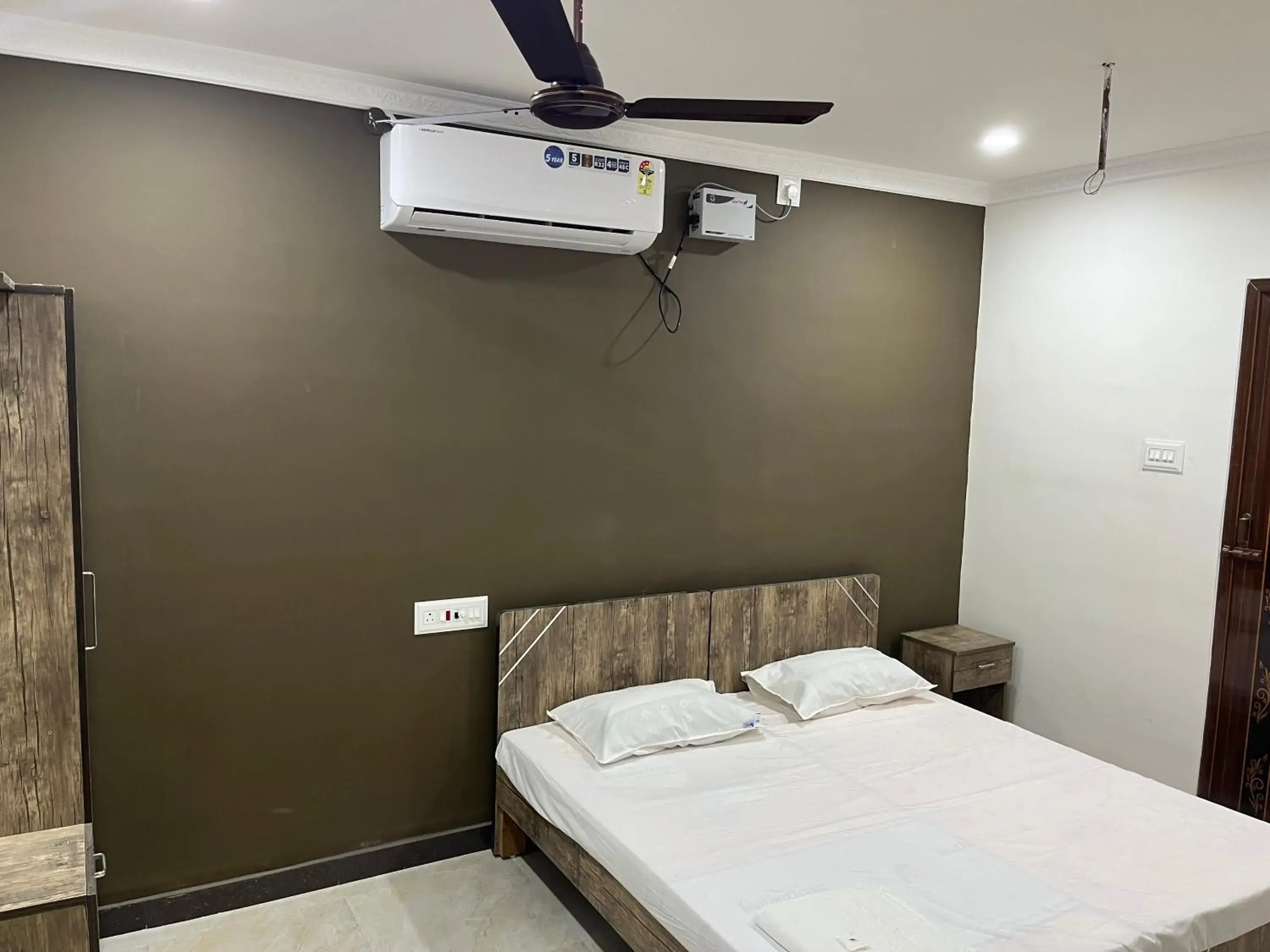 air conditioner, Bed in SAN BEACH RESIDENCY