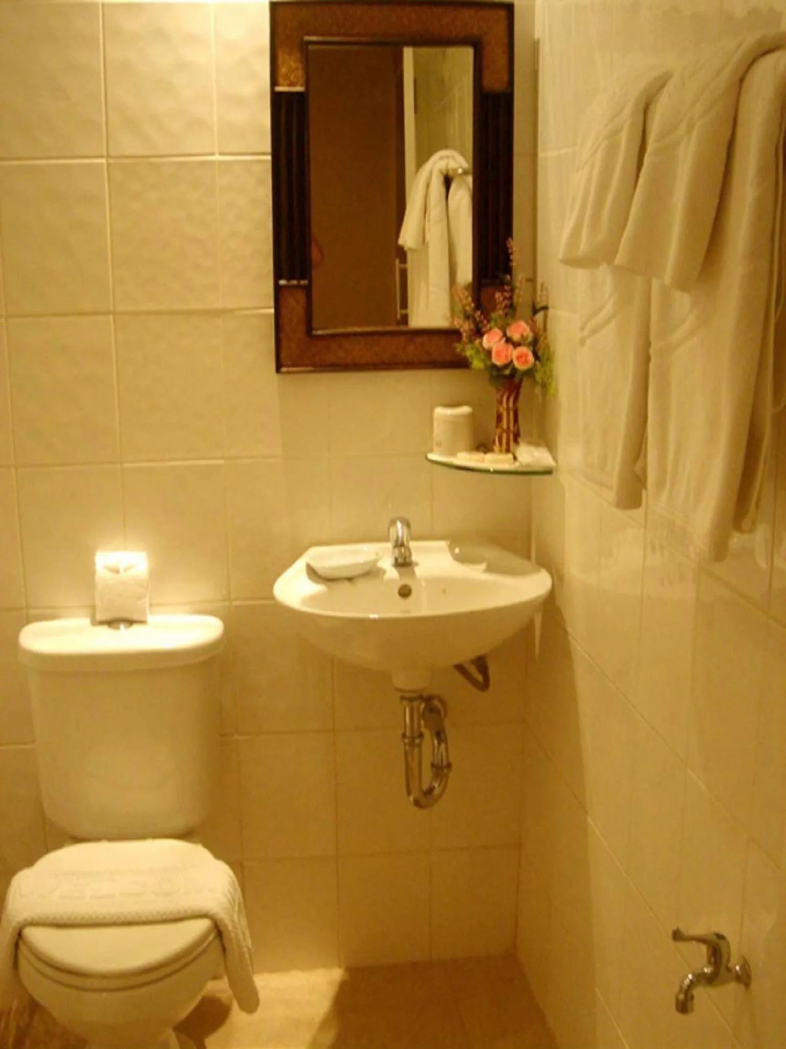 Bathroom in Maninarakorn Hotel