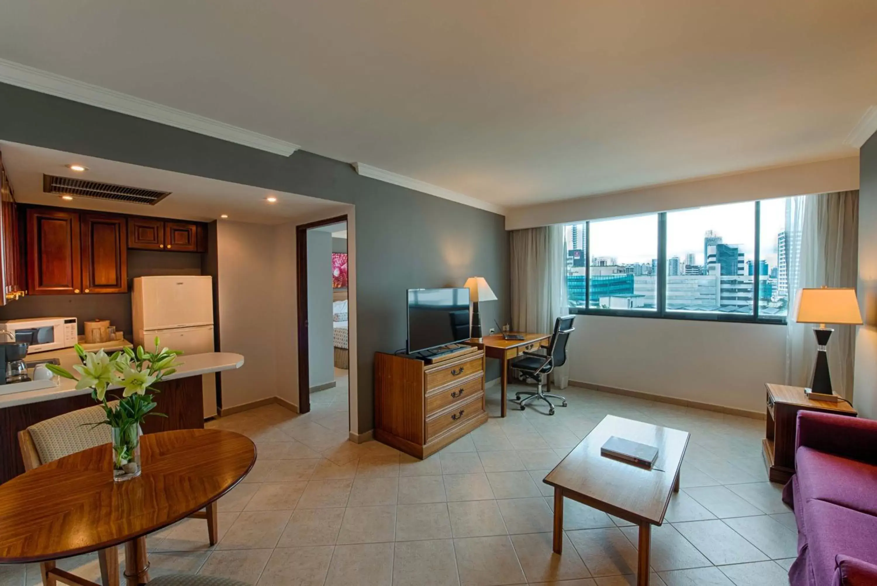 Kitchen or kitchenette, Seating Area in Crowne Plaza Panama, an IHG Hotel