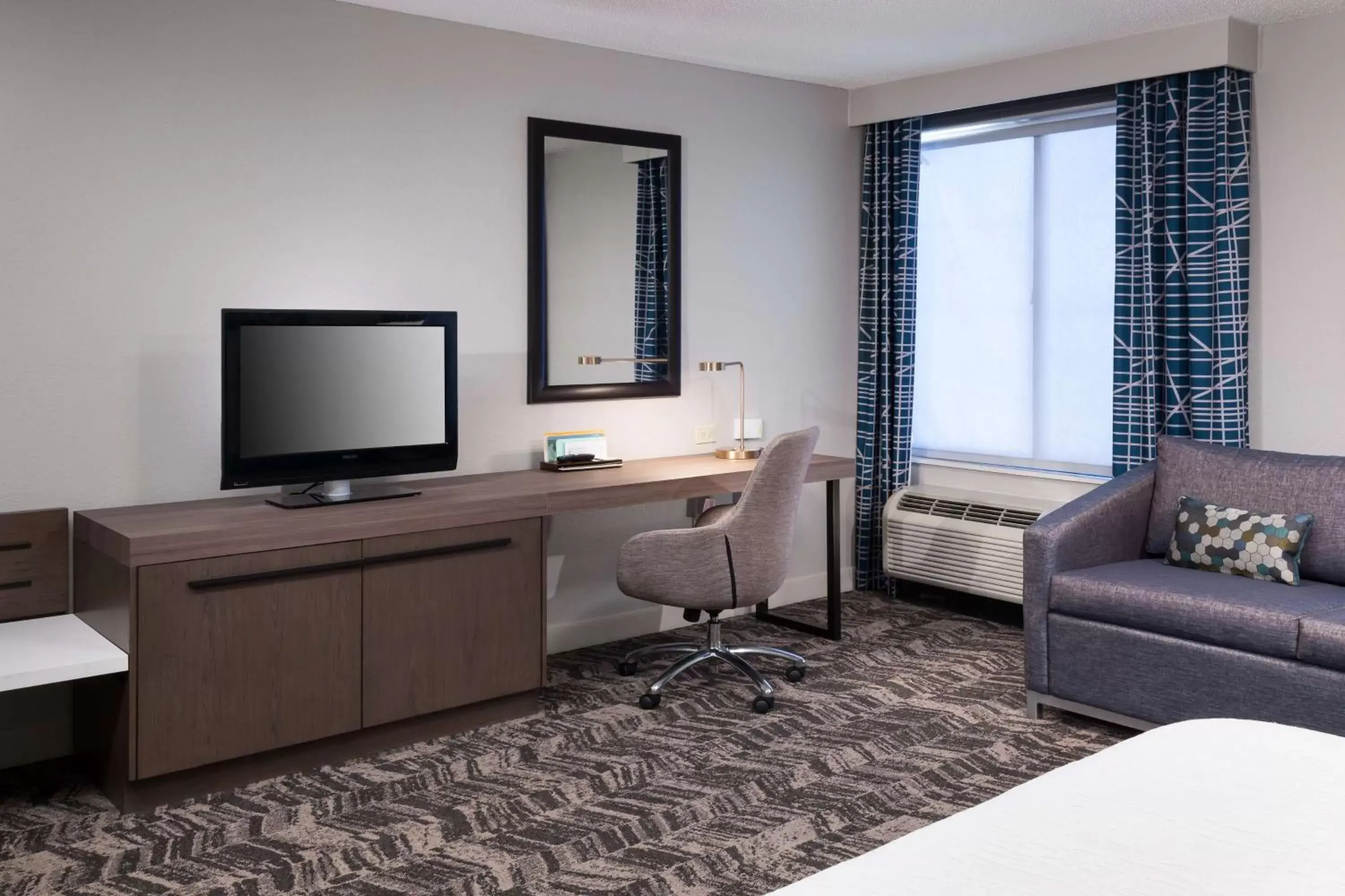 Bedroom, TV/Entertainment Center in Hilton Garden Inn Savannah Airport