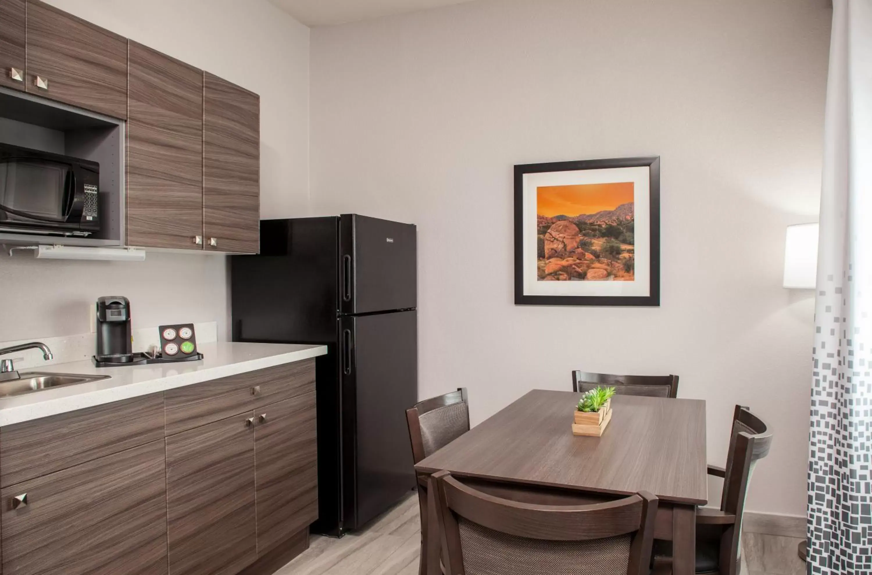 Kitchen or kitchenette, Kitchen/Kitchenette in Best Western Plus Sun Canyon