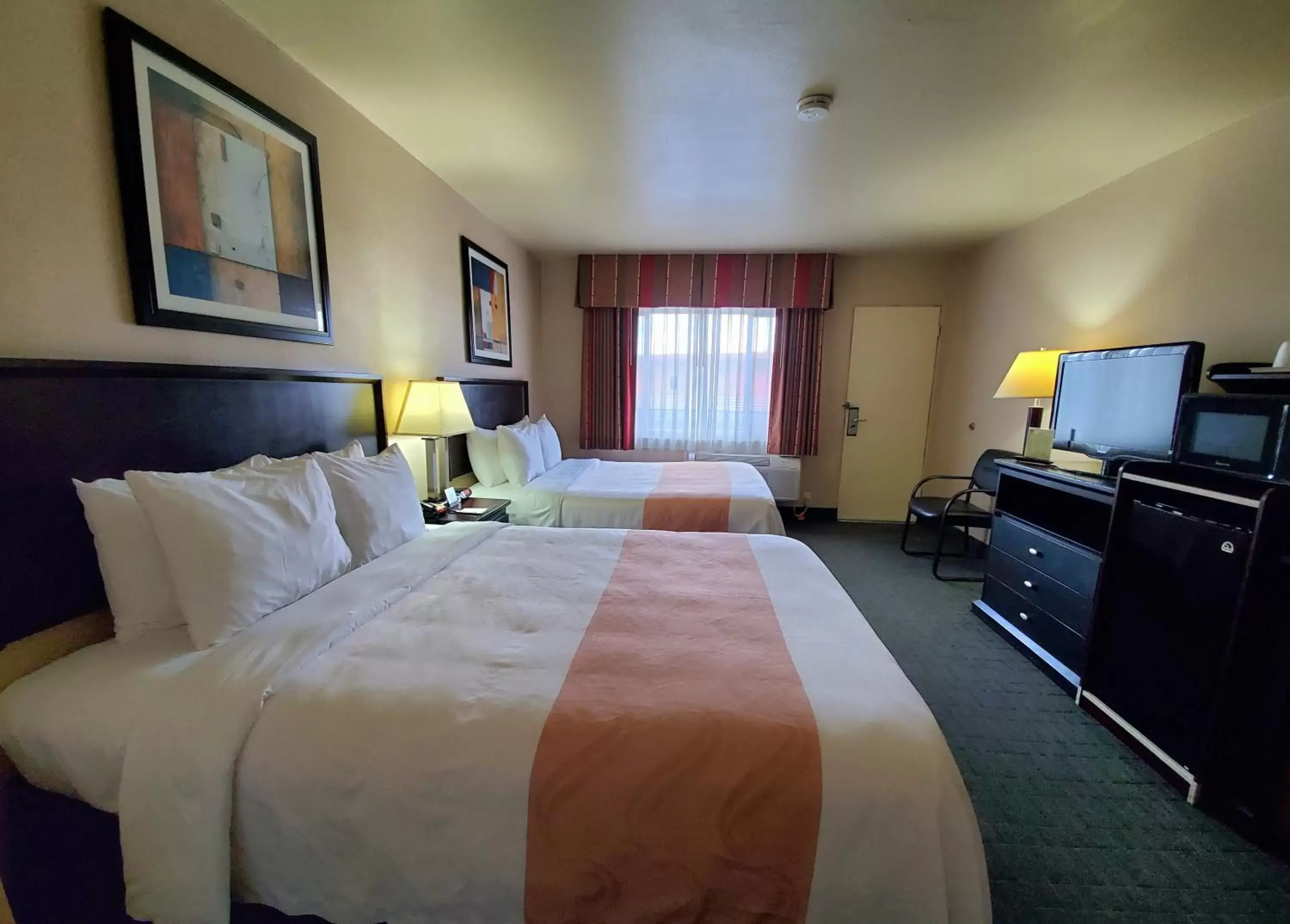 Bed in Quality Inn & Suites Anaheim at the Park